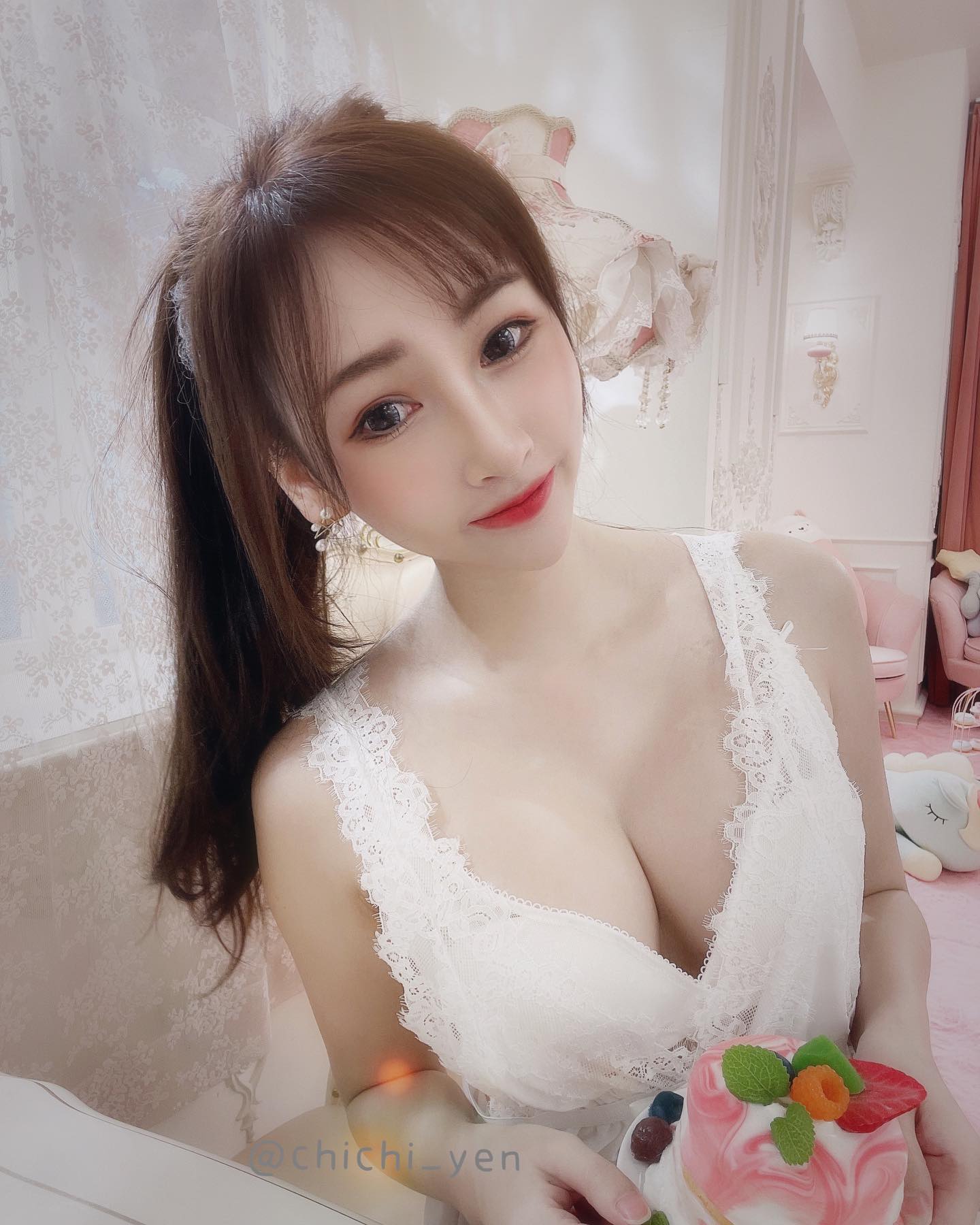 「嚴琪琪」雪白美胸超犯規！誘惑畫面好刺激，超萌大眼還有深邃事業線-第1章-图片1