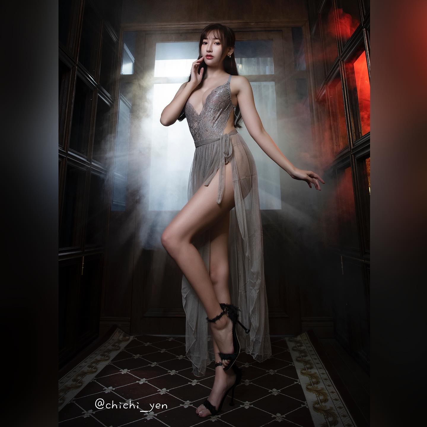 「嚴琪琪」雪白美胸超犯規！誘惑畫面好刺激，超萌大眼還有深邃事業線-第1章-图片2