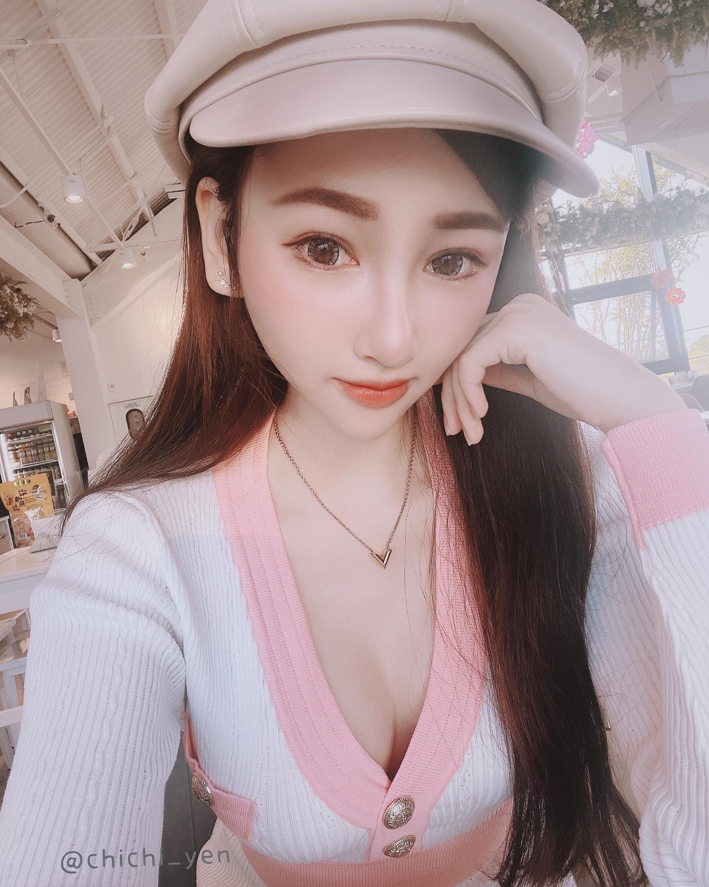 「嚴琪琪」雪白美胸超犯規！誘惑畫面好刺激，超萌大眼還有深邃事業線-第1章-图片3