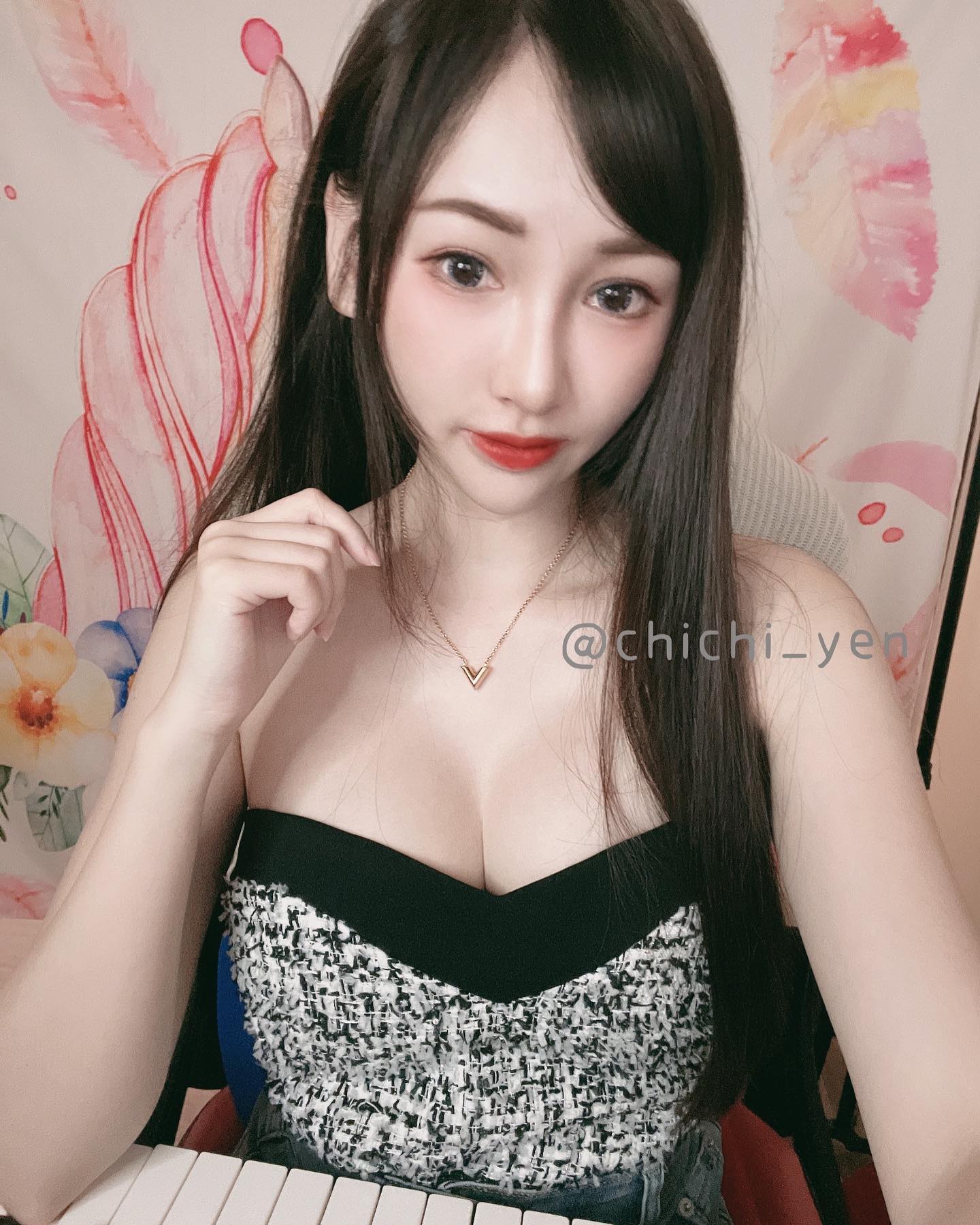 「嚴琪琪」雪白美胸超犯規！誘惑畫面好刺激，超萌大眼還有深邃事業線-第1章-图片9