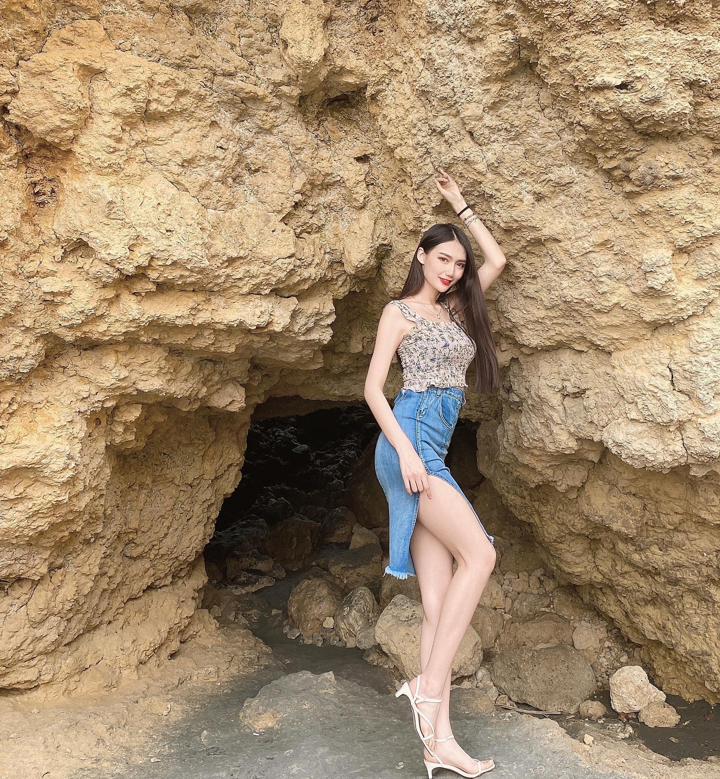 長腿姐姐「婷婷」超猛豪乳溝讓人看醉了，極品白嫩長輩都要溢出來了-第1章-图片1