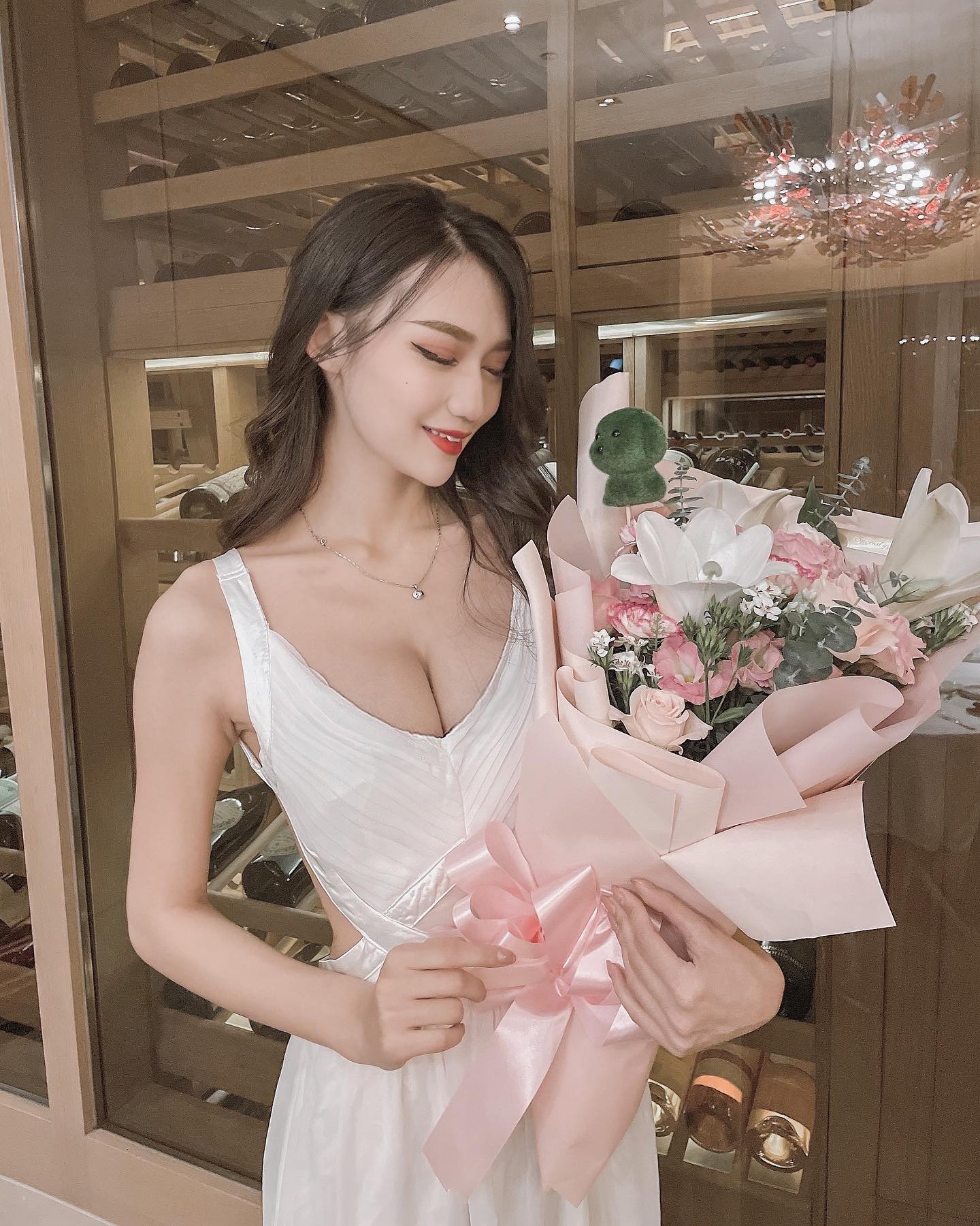 長腿姐姐「婷婷」超猛豪乳溝讓人看醉了，極品白嫩長輩都要溢出來了-第1章-图片4