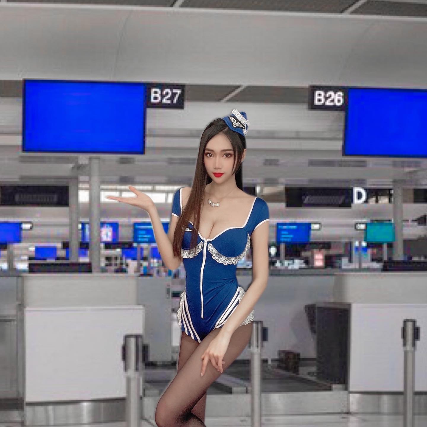 長腿姐姐「婷婷」超猛豪乳溝讓人看醉了，極品白嫩長輩都要溢出來了-第1章-图片7