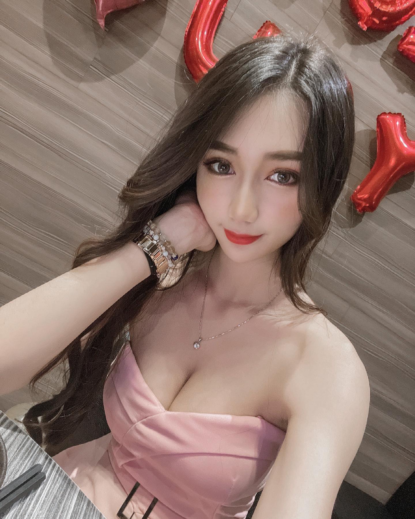 長腿姐姐「婷婷」超猛豪乳溝讓人看醉了，極品白嫩長輩都要溢出來了-第1章-图片5