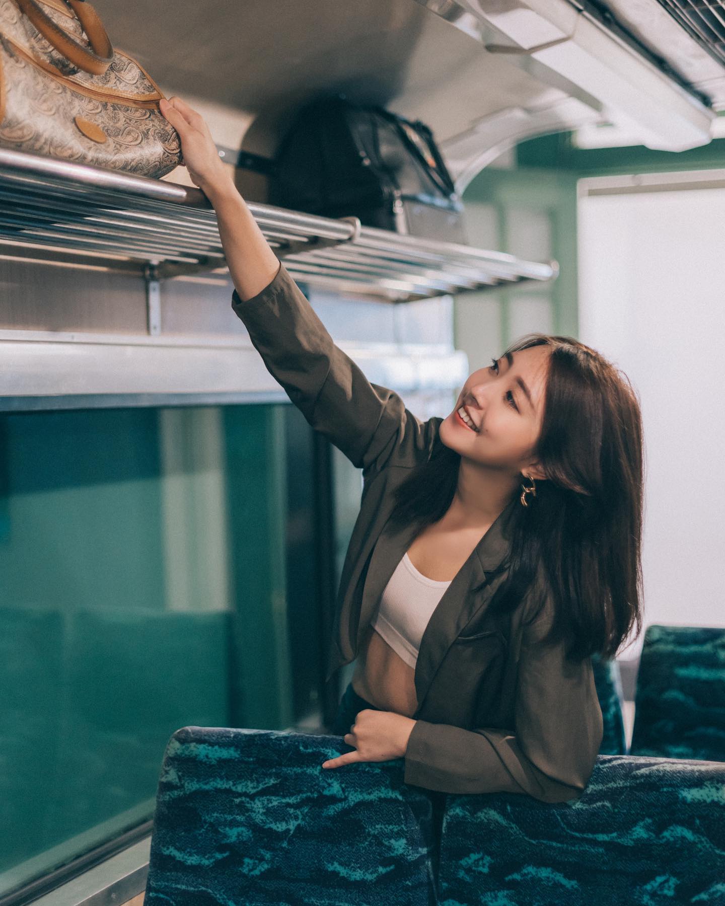 巨乳奶姊「饒詩婕」乳量好犯規！白嫩大圓球讓人受不了，勾魂腿毀網友理智-第1章-图片5