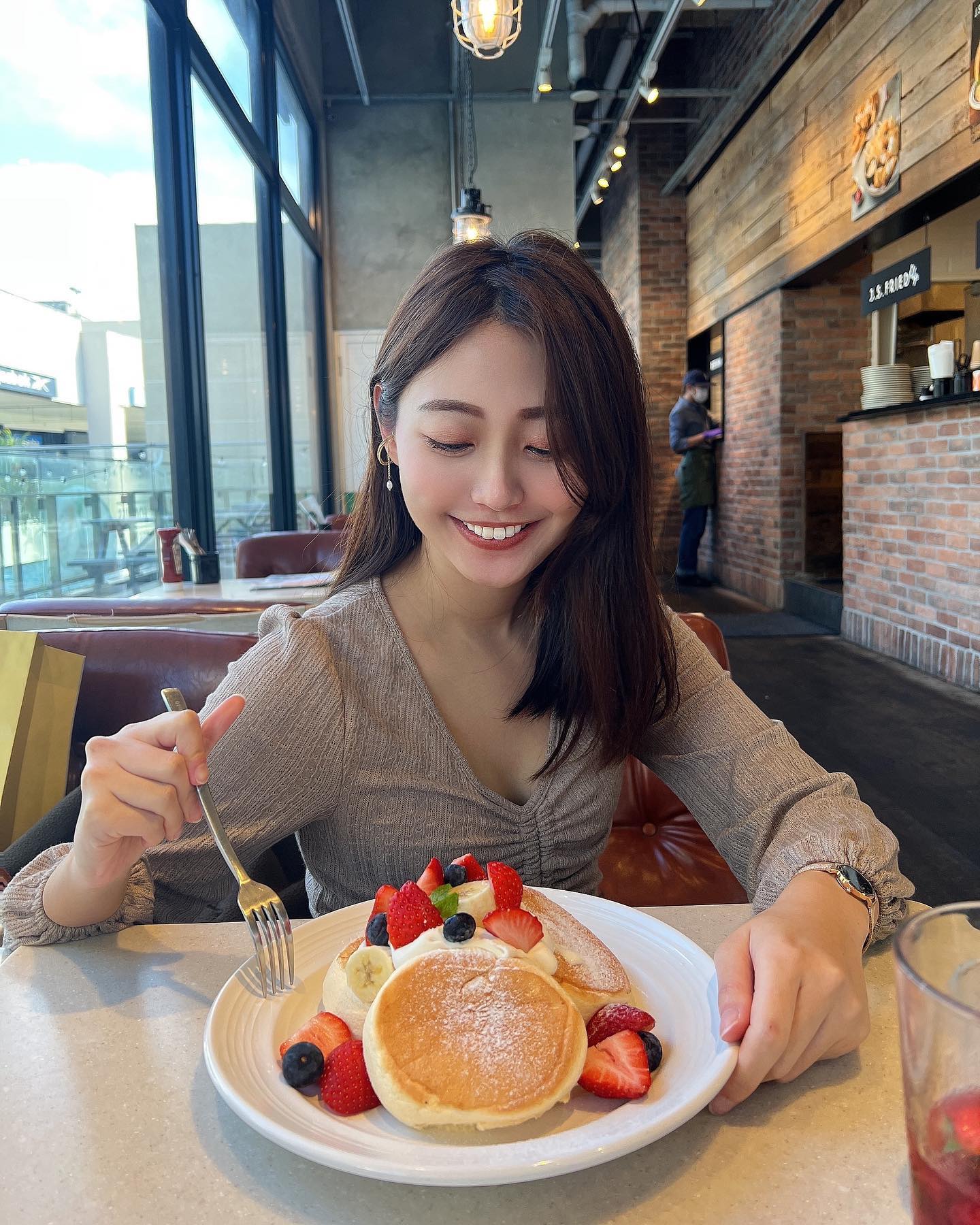 巨乳奶姊「饒詩婕」乳量好犯規！白嫩大圓球讓人受不了，勾魂腿毀網友理智-第1章-图片6