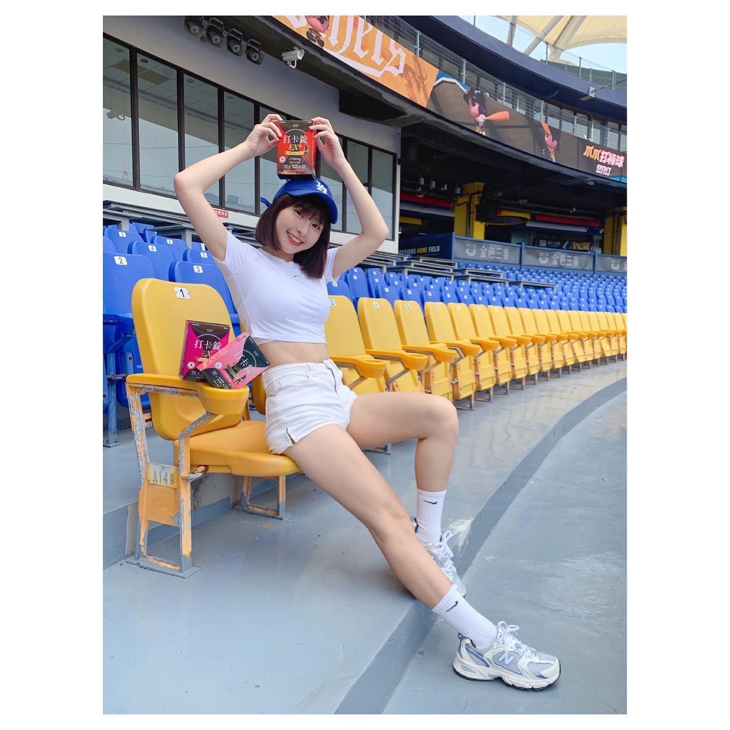 「峮峮」長腿太誘惑！超犯規「乳能量」引人遐想，大露「白皙爆乳」-第1章-图片3