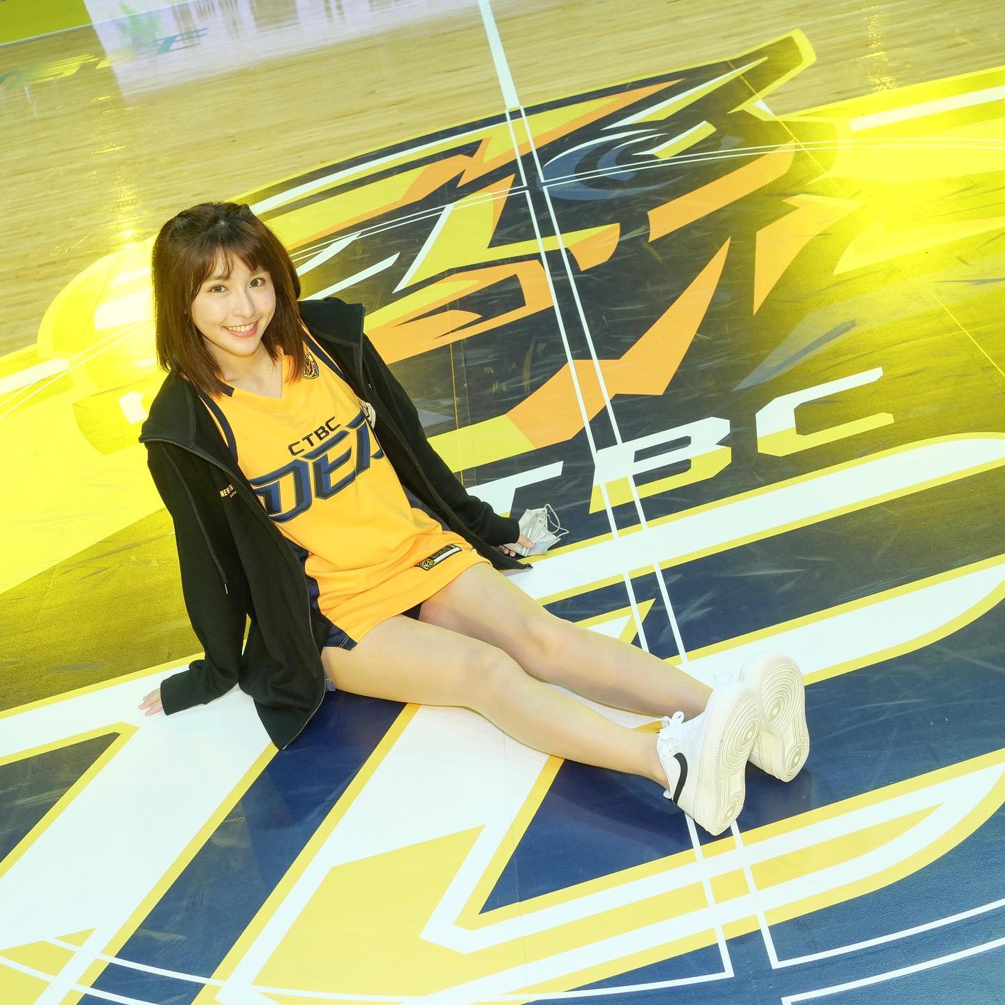 「峮峮」長腿太誘惑！超犯規「乳能量」引人遐想，大露「白皙爆乳」-第1章-图片7