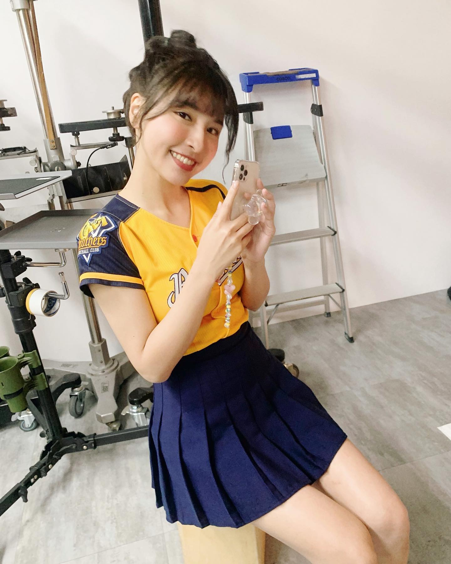 「峮峮」長腿太誘惑！超犯規「乳能量」引人遐想，大露「白皙爆乳」-第1章-图片10