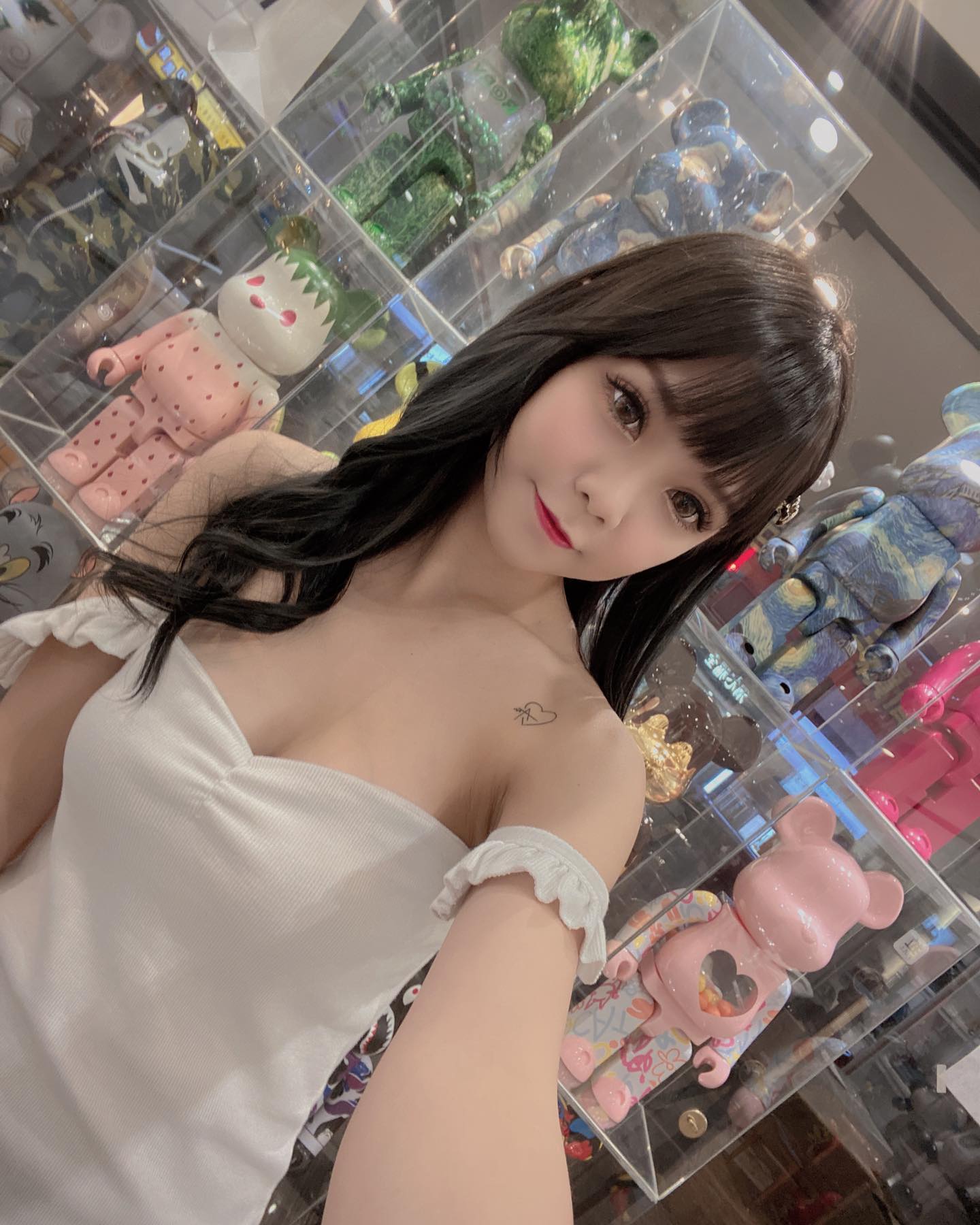 美乳深溝妹「兔寶」顏值好犯規！年輕漂亮有才藝！一秒微笑讓網友心甘情願被收服-第1章-图片2