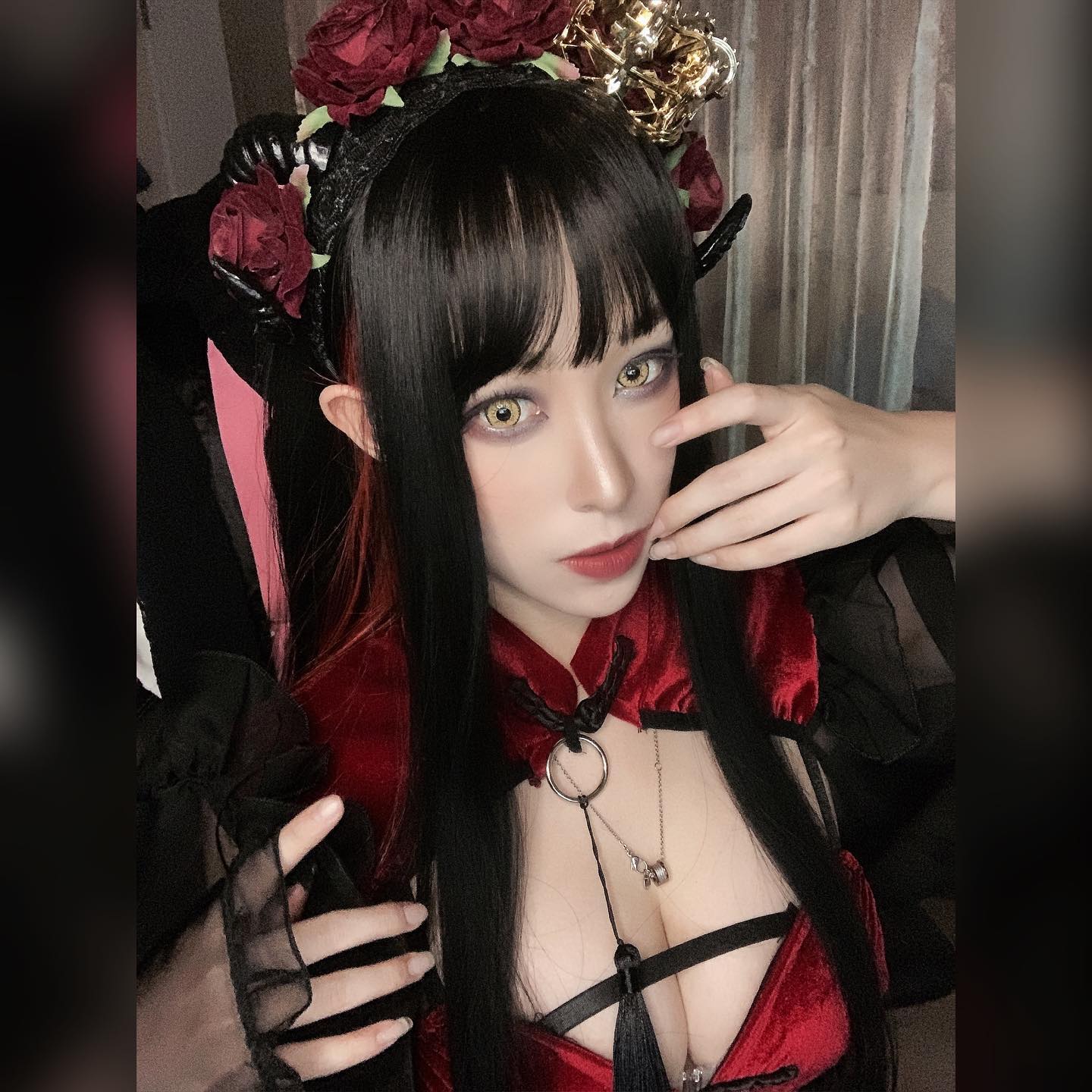 「妲妲咬果凍」低胸視角太邪惡！超兇悍「深溝畫面」逼死人啊，「神級美腿」真的太狂-第1章-图片2