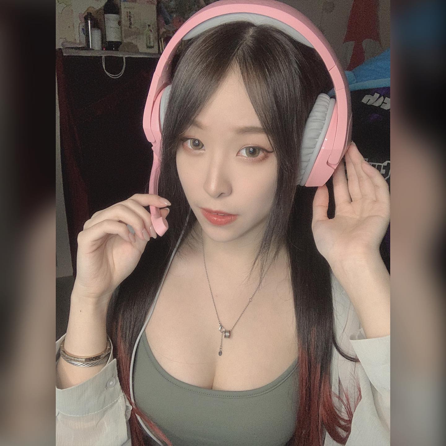 「妲妲咬果凍」低胸視角太邪惡！超兇悍「深溝畫面」逼死人啊，「神級美腿」真的太狂-第1章-图片5