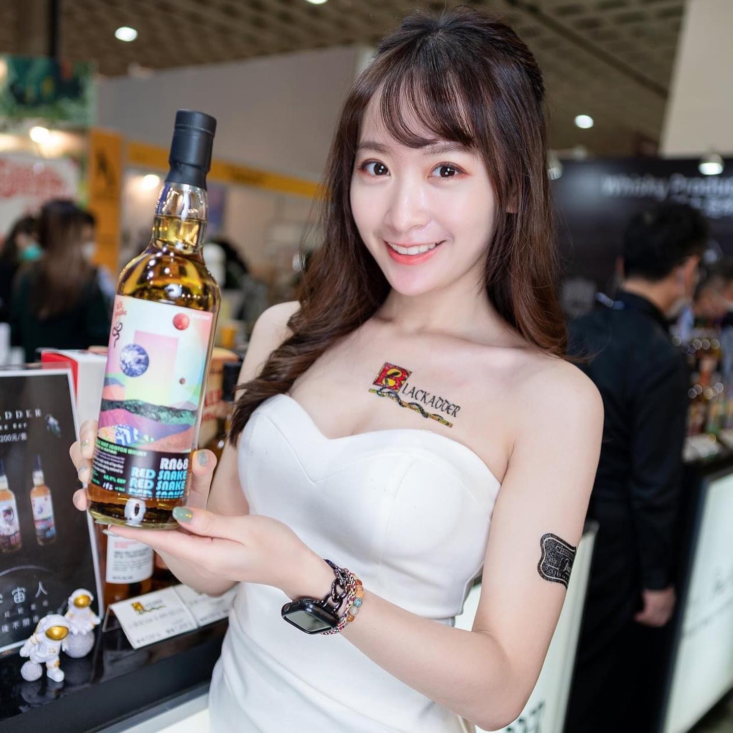 長腿女神「Hi,我是Ivy」雪白的「白嫩大腿」視角好邪惡喔，加極細蠻腰真的好狂-第1章-图片8