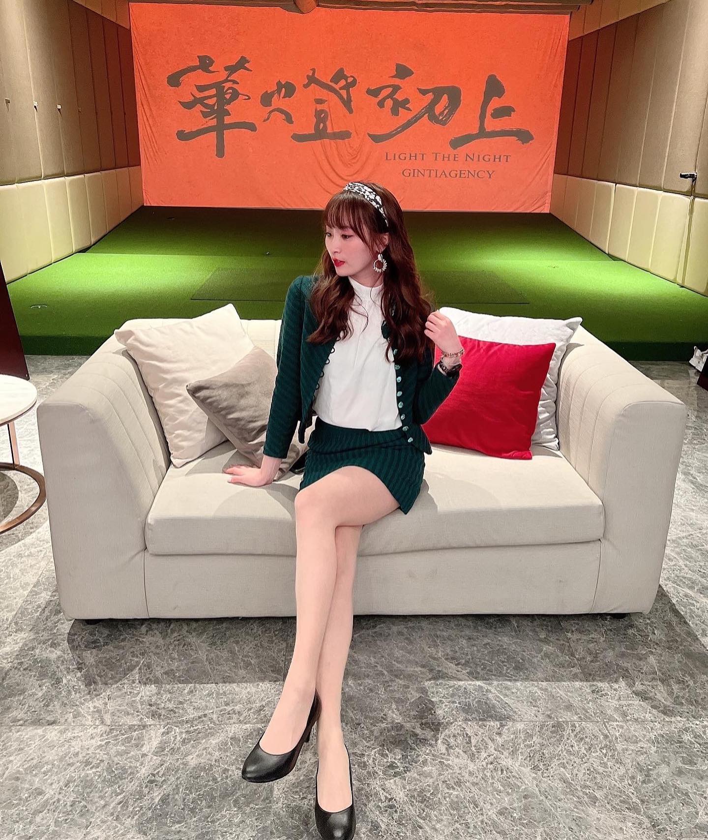 長腿女神「Hi,我是Ivy」雪白的「白嫩大腿」視角好邪惡喔，加極細蠻腰真的好狂-第1章-图片10