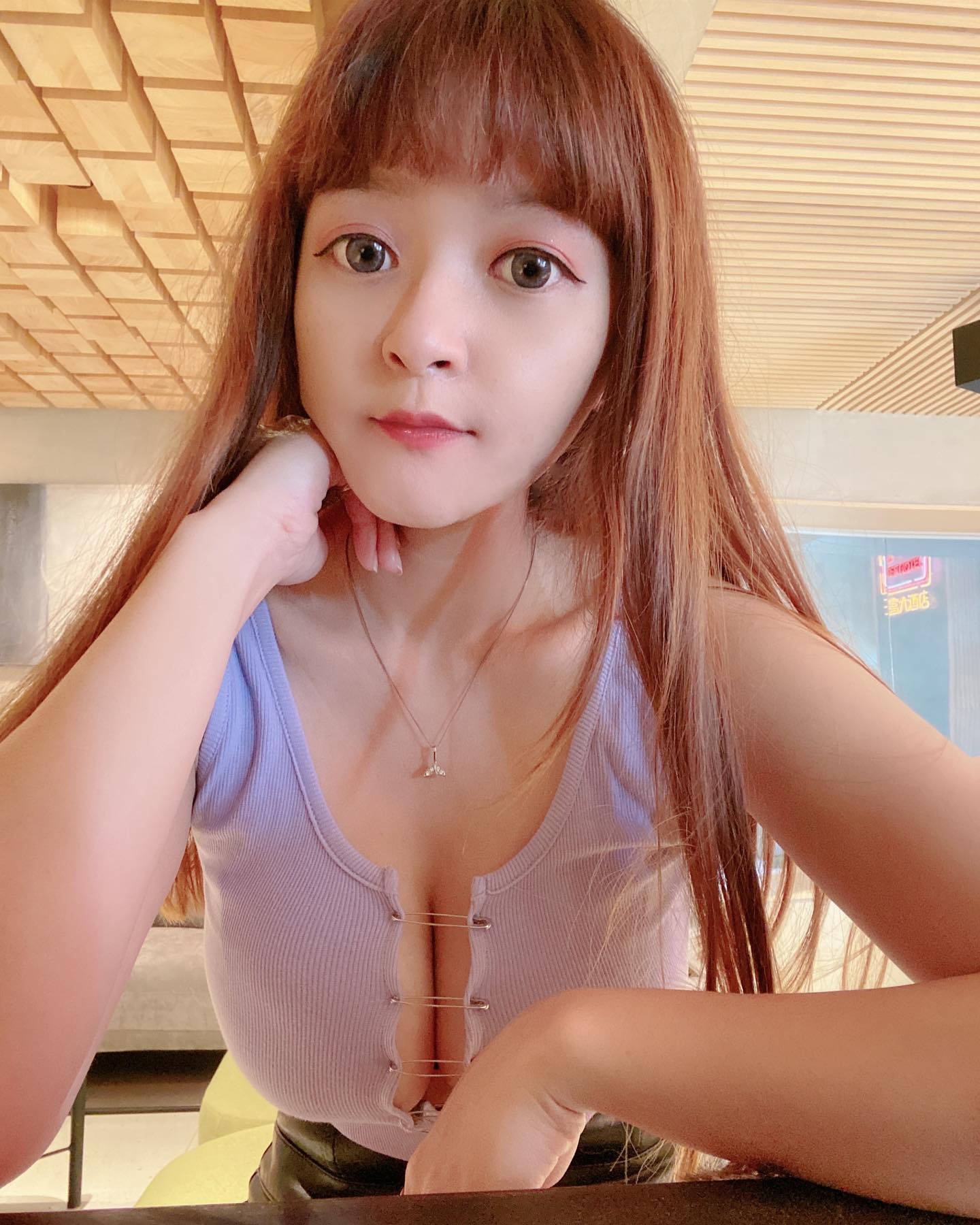 爆乳妹子「妮」南半球溢出讓人欲仙欲死啊，「超Q彈深溝」讓路人都看暈了！-第1章-图片8