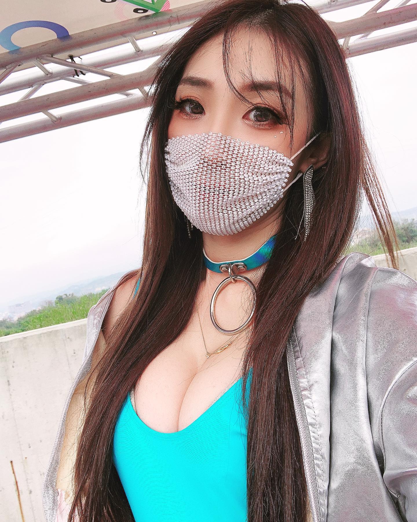 銷魂辣模「方小卉」最愛曬深溝，「渾圓雙峰」整個塞爆螢幕啦！-第1章-图片7