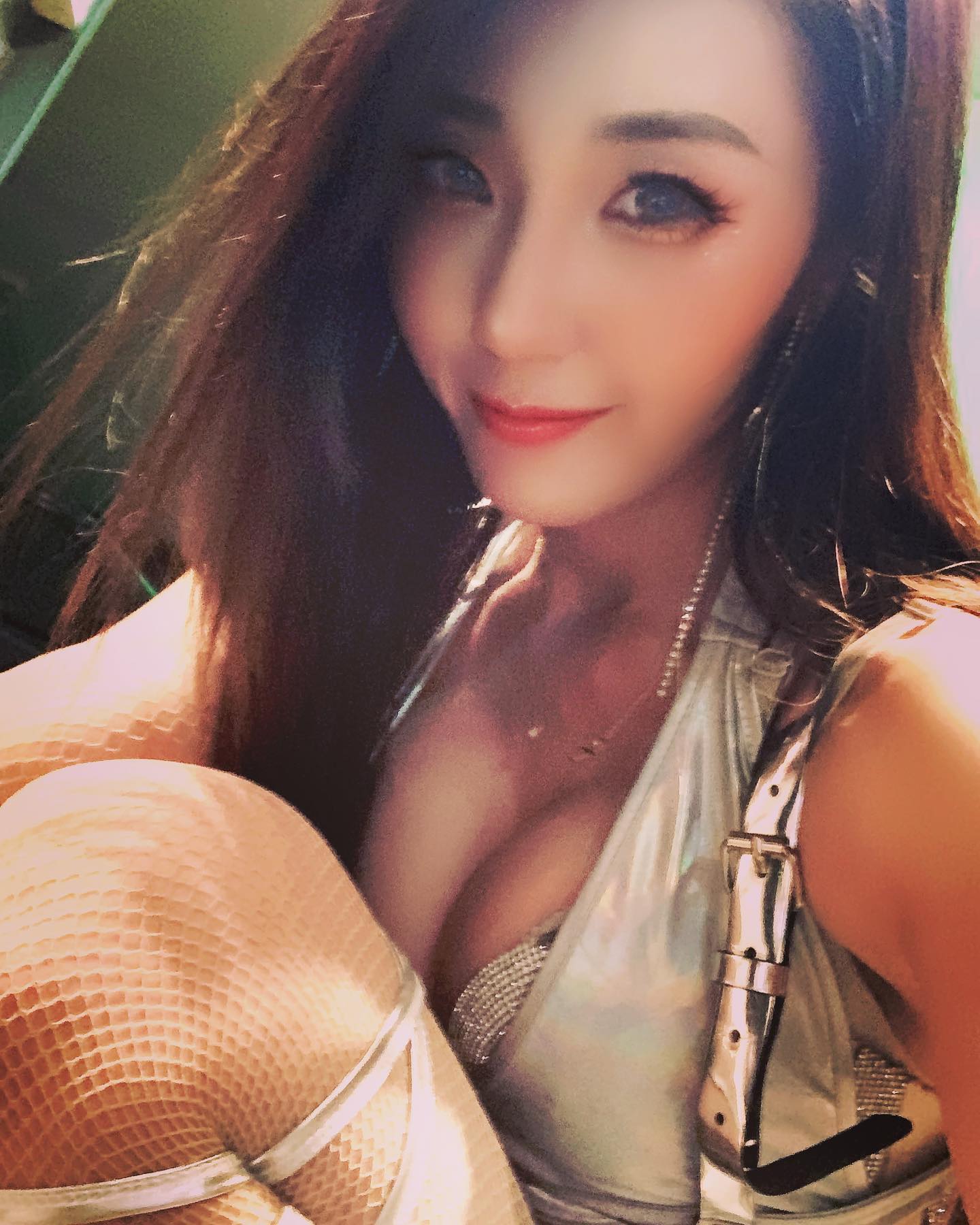 銷魂辣模「方小卉」最愛曬深溝，「渾圓雙峰」整個塞爆螢幕啦！-第1章-图片8