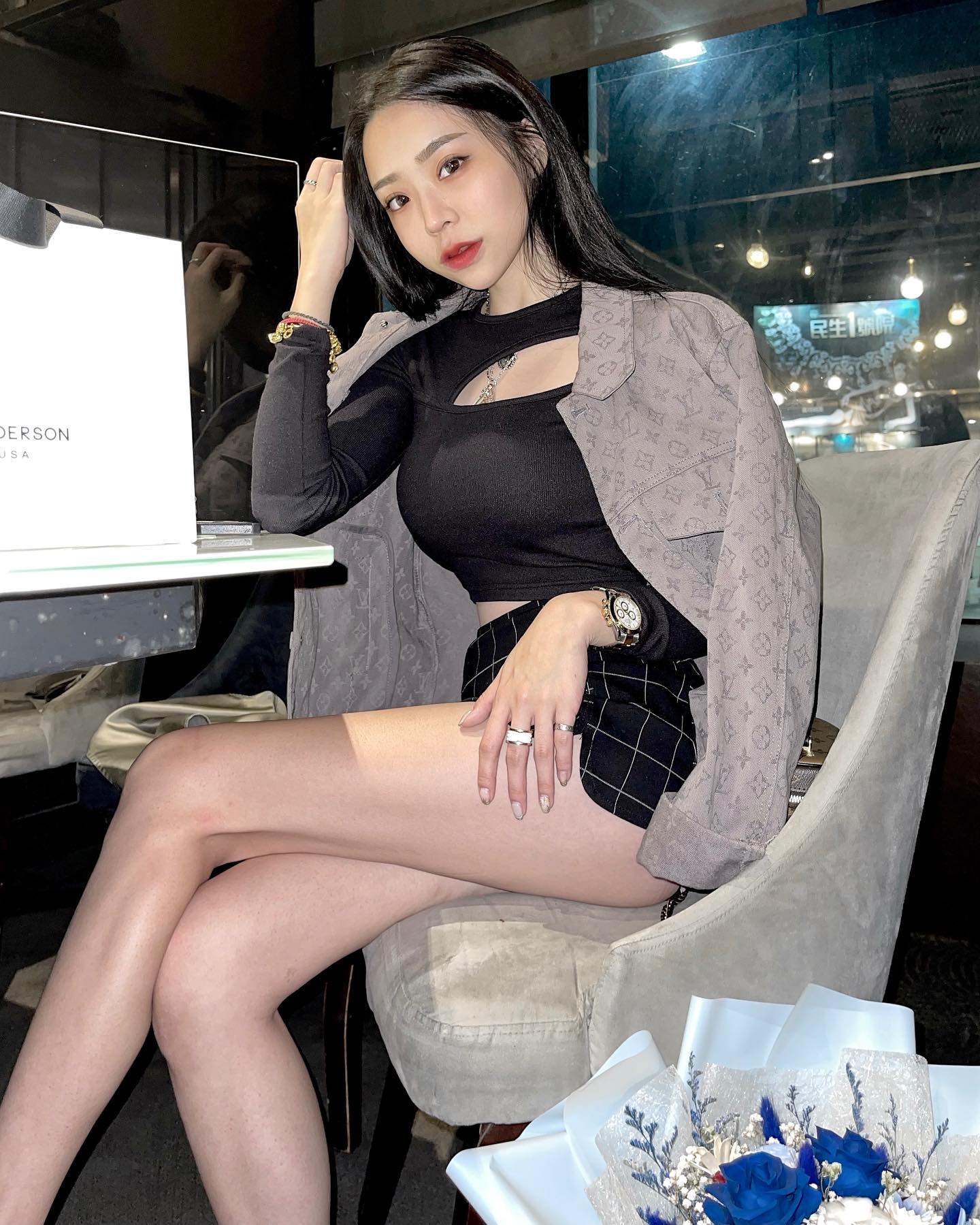 美乳正妹「林衣蘋」性感好身材擄獲網友芳心！「滿滿深溝」狂到受不了！-第1章-图片7