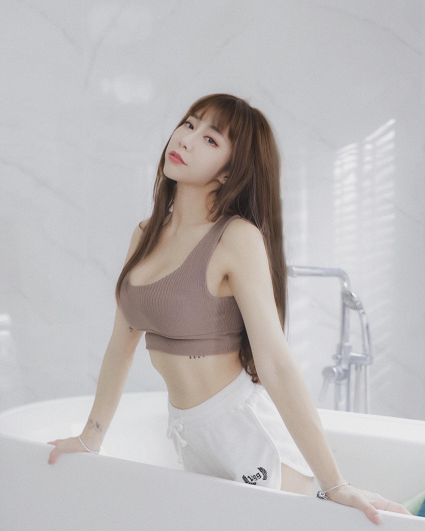 女神「董梓甯」激短褲大秀「嫩白長腿」超火辣「魔鬼身材」引人遐想-第1章-图片3