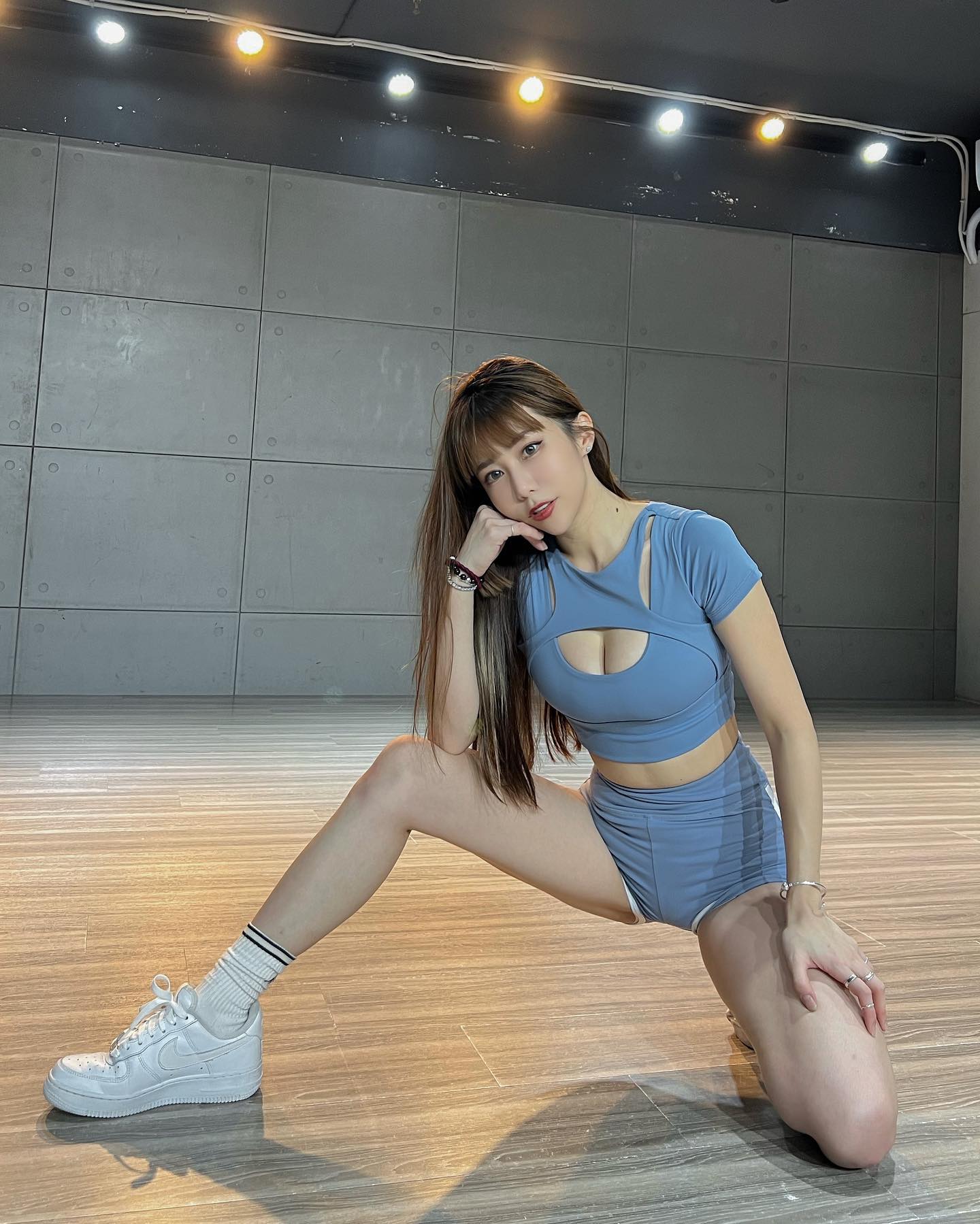 女神「董梓甯」激短褲大秀「嫩白長腿」超火辣「魔鬼身材」引人遐想-第1章-图片7