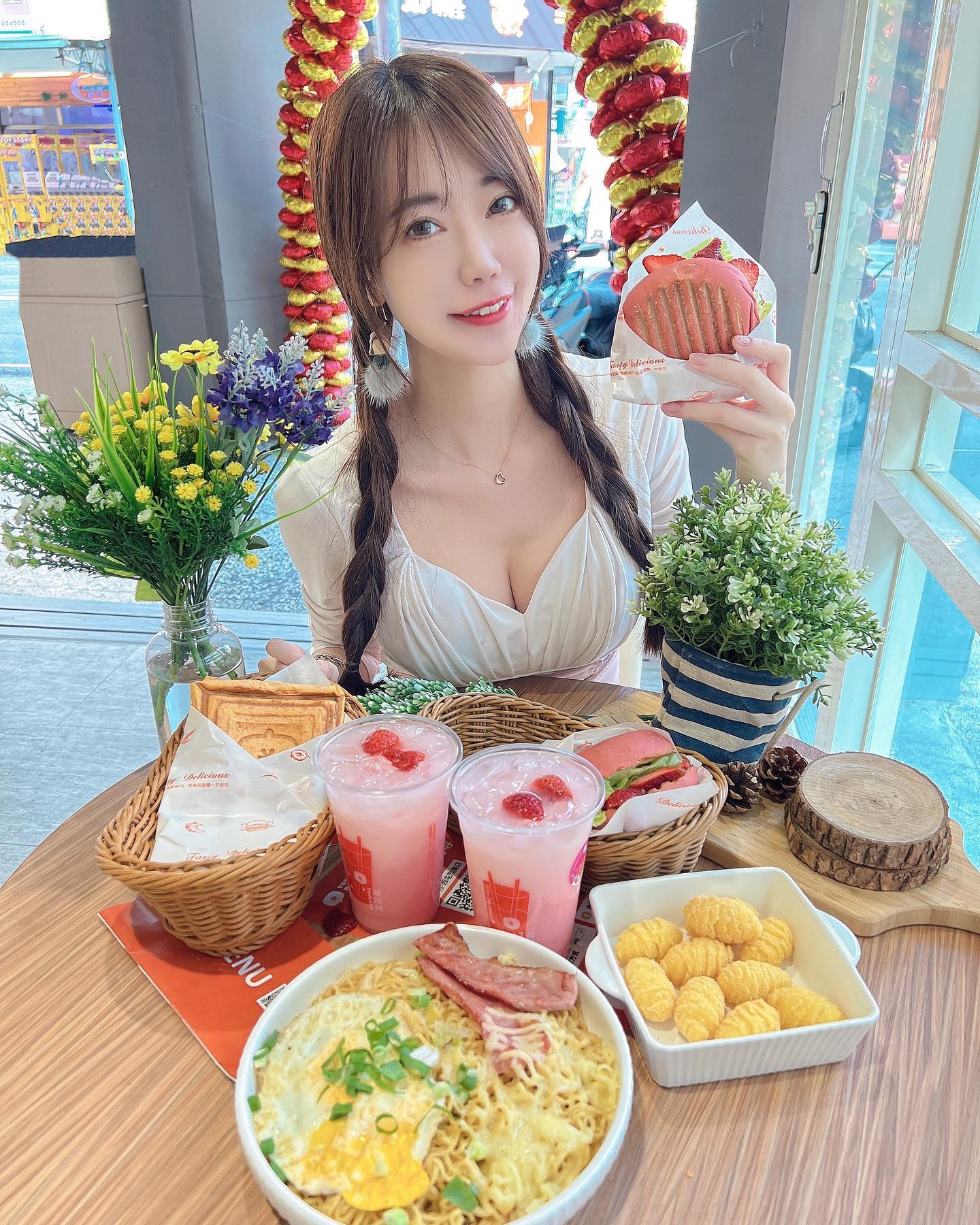 長腿氣質正妹「吳芸帆」飽滿乳溝讓人狂噴鼻血！粉絲視線移不開！-第1章-图片2