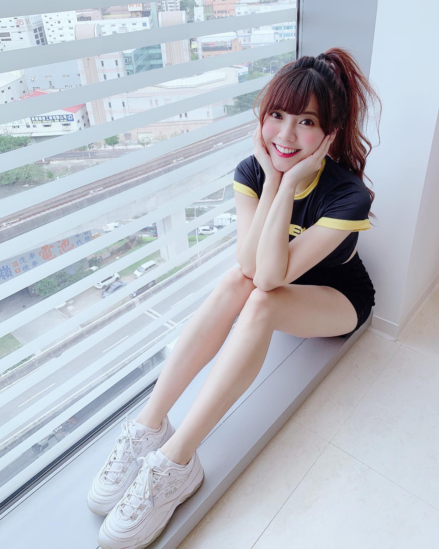 巨乳萌妹「于小文」深V乳溝畫面太誘惑了！帶你回到初戀瞬間！看了立刻融化！-第1章-图片2