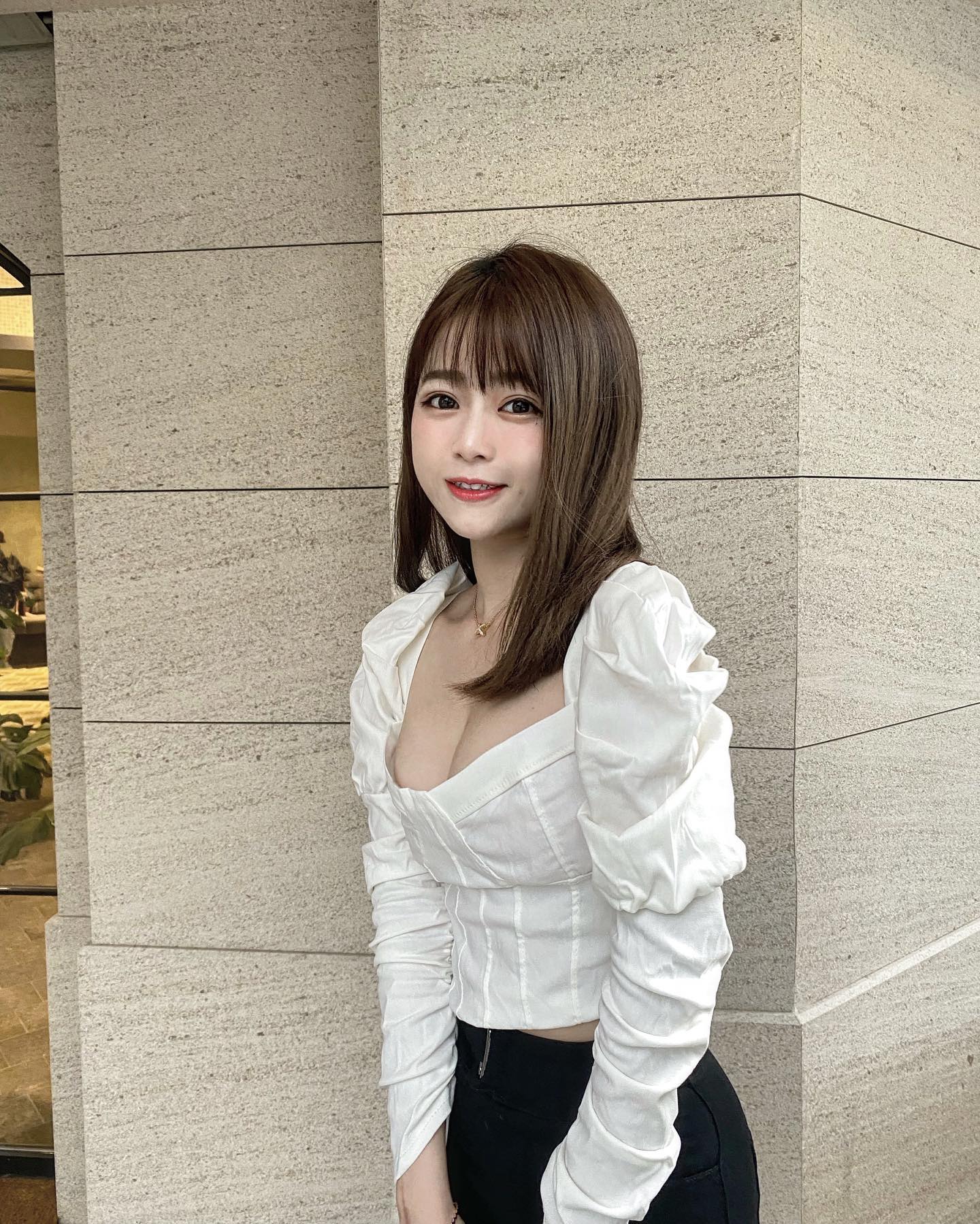 氣質正妹「徐薇涵」展延「銷魂川字」超香畫面被讚，絕美甜笑讓粉絲狂擠上船！-第1章-图片2