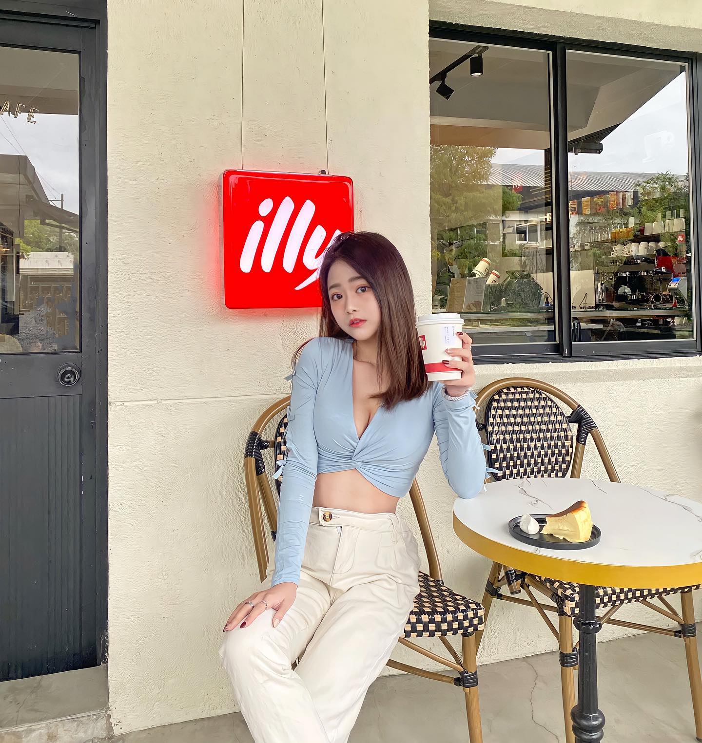 氣質正妹「徐薇涵」展延「銷魂川字」超香畫面被讚，絕美甜笑讓粉絲狂擠上船！-第1章-图片7