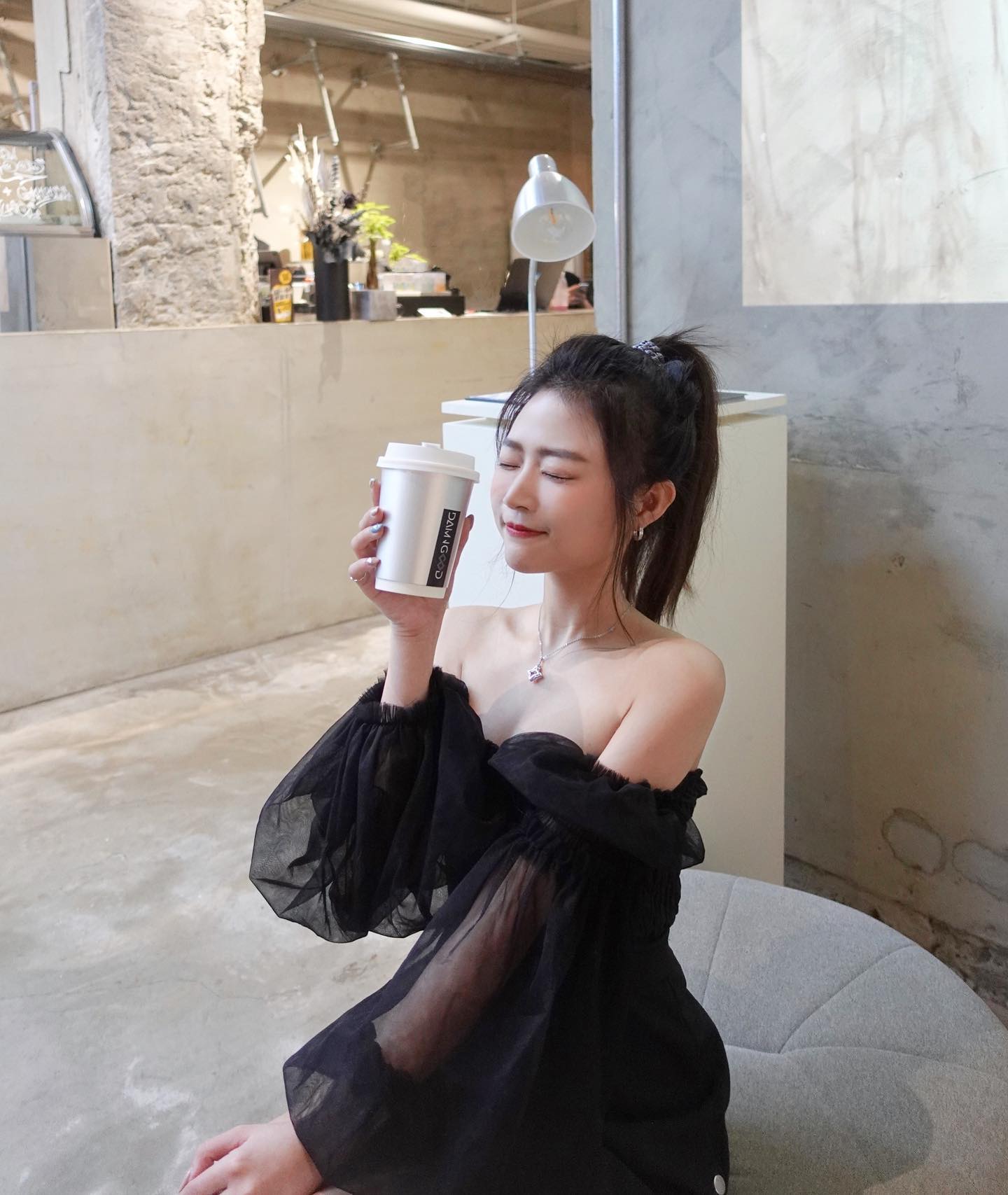 氣質正妹「徐薇涵」展延「銷魂川字」超香畫面被讚，絕美甜笑讓粉絲狂擠上船！-第1章-图片9