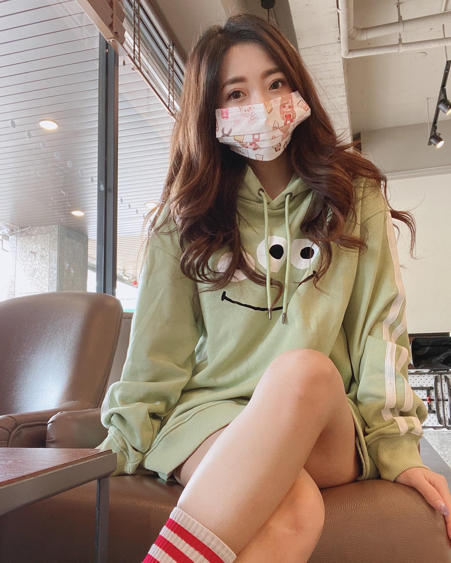 巨乳正妹「派派」白嫩雙乳份量滿滿快溢出！ 養眼深溝要爆出了！-第1章-图片9