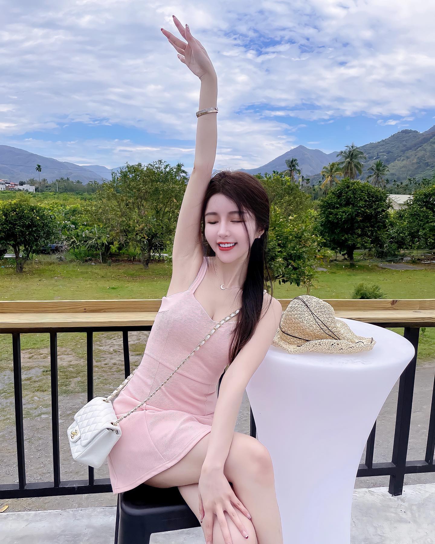 長腿美乳辣妹「劉子瑜」飽滿的「美奶視角」畫面好壞壞，看了都快暈了！-第1章-图片8