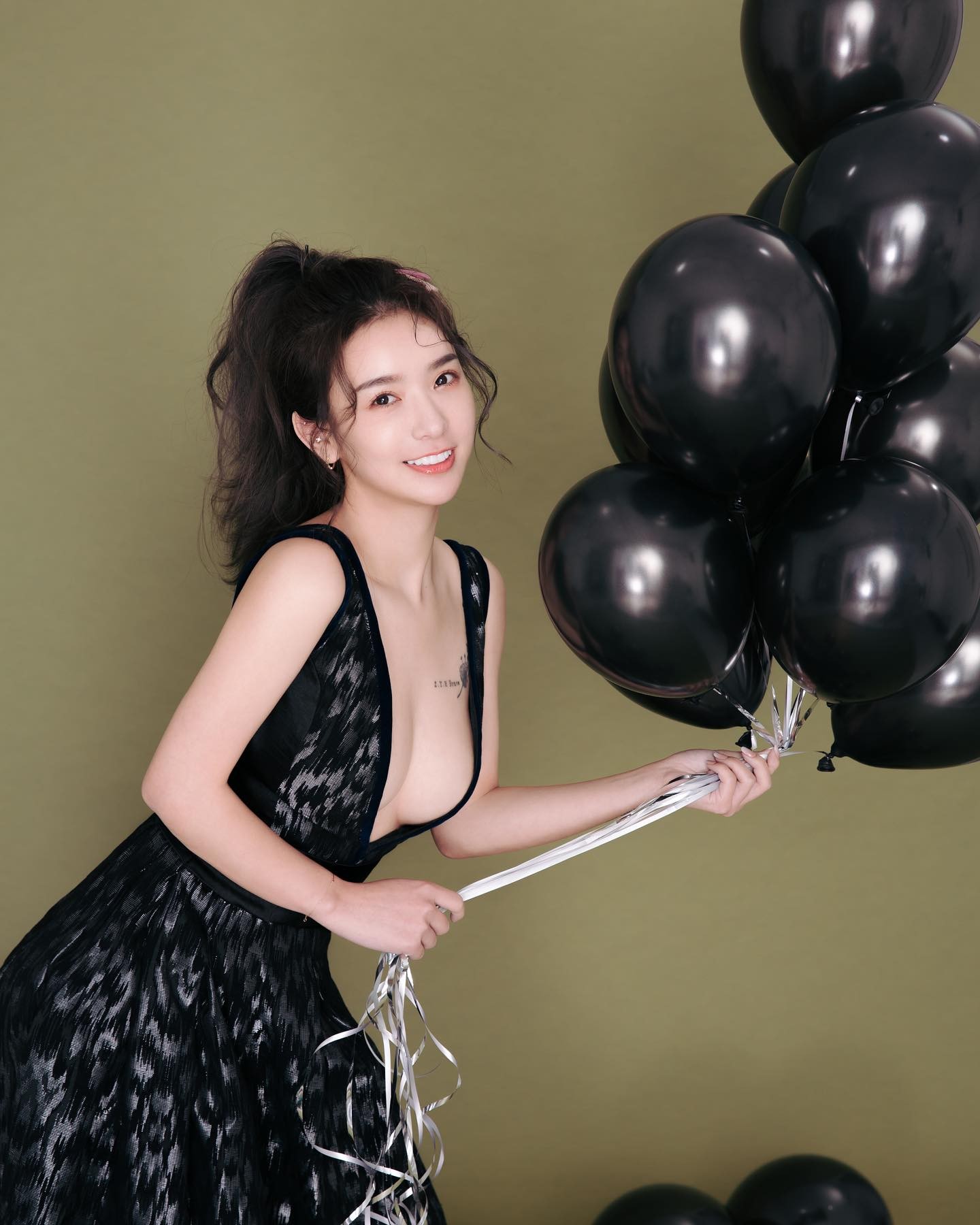 性感正妹「張雅涵」深溝照曝光，誘惑的「低胸畫面」讓網友都暈船啦-第1章-图片7