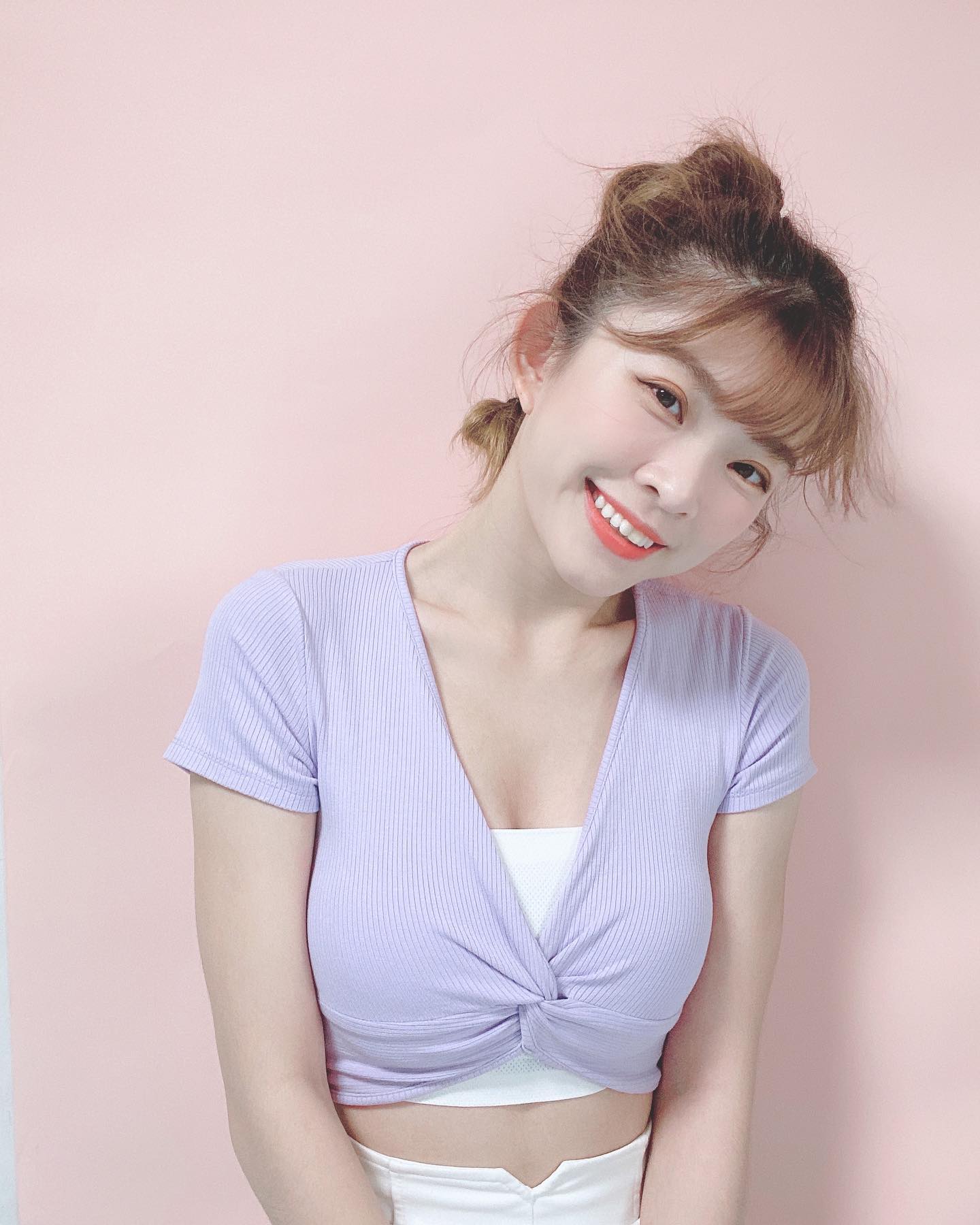 清純白嫩妹「林穎樂」嫩白蟻腰大秀S曲線太性感誘人啦，胸前白嫩渾圓超飽滿！！-第1章-图片3