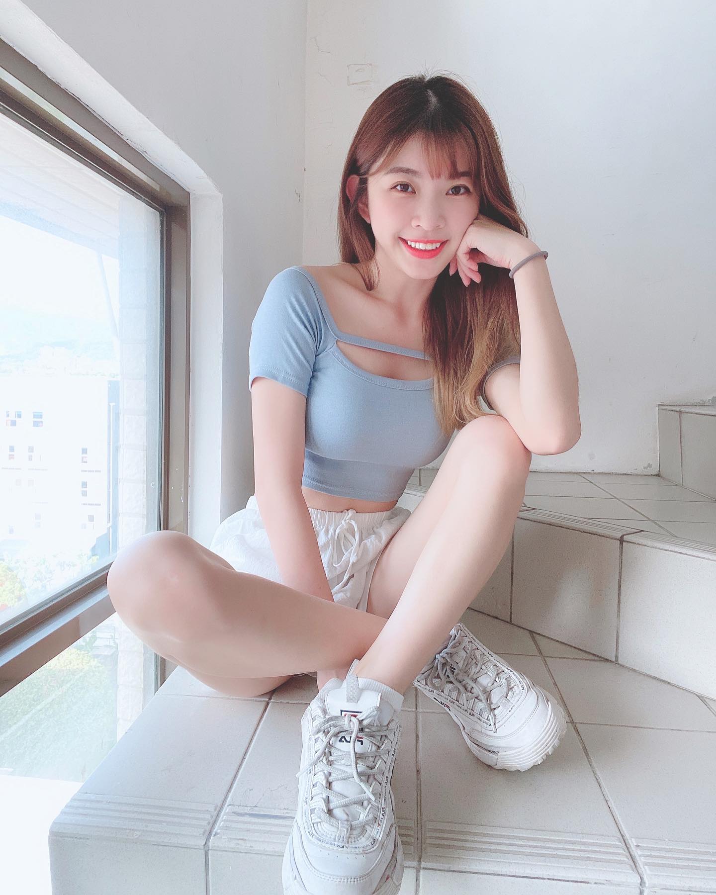 清純白嫩妹「林穎樂」嫩白蟻腰大秀S曲線太性感誘人啦，胸前白嫩渾圓超飽滿！！-第1章-图片4