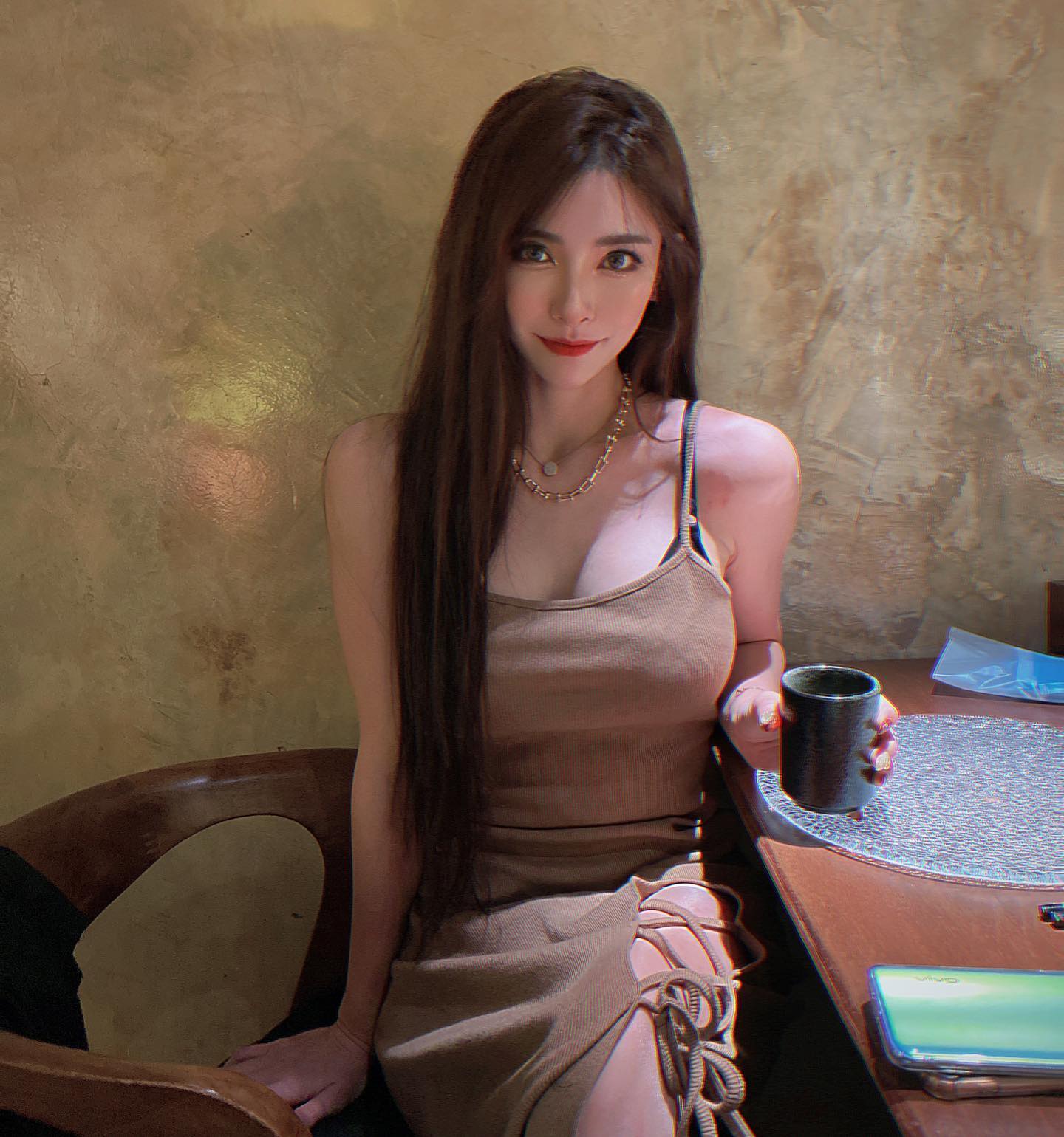 情慾女王「邢益燕」絕美顏不科學，前凸後翹好惹眼！一秒成為沙灘上的焦點！-第1章-图片4