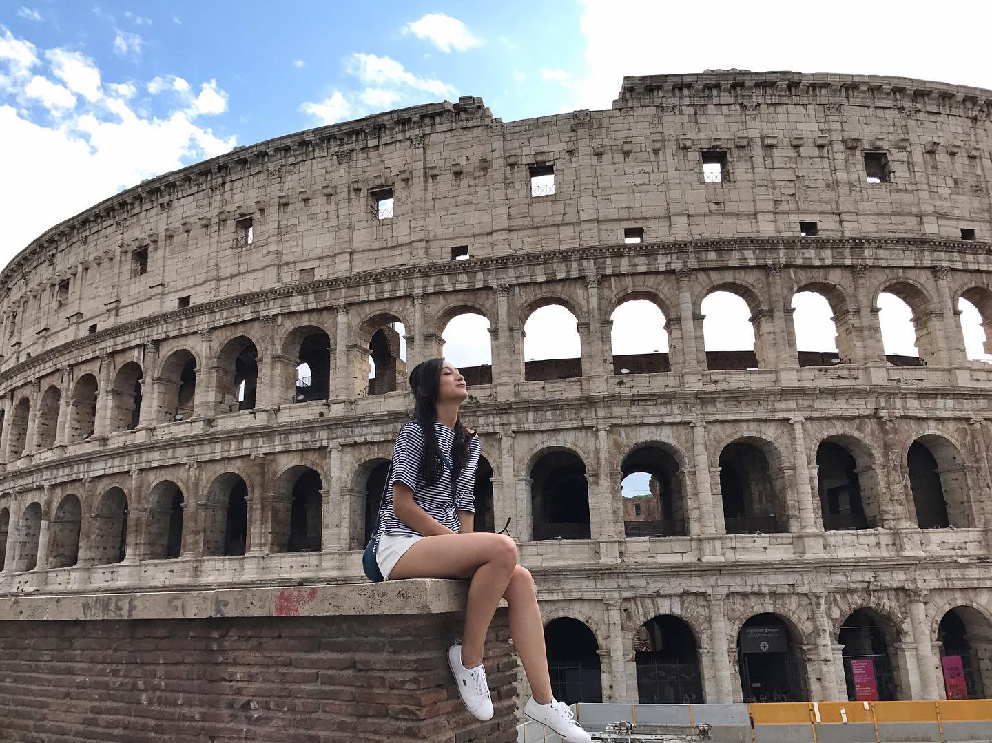 「韋韋安」曲線太惹火！ 超甜美「招牌笑容」氣質滿分啊，逆天長腿不科學-第1章-图片1