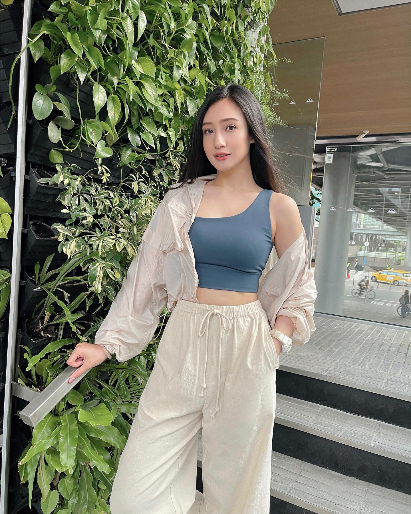 「韋韋安」曲線太惹火！ 超甜美「招牌笑容」氣質滿分啊，逆天長腿不科學-第1章-图片9