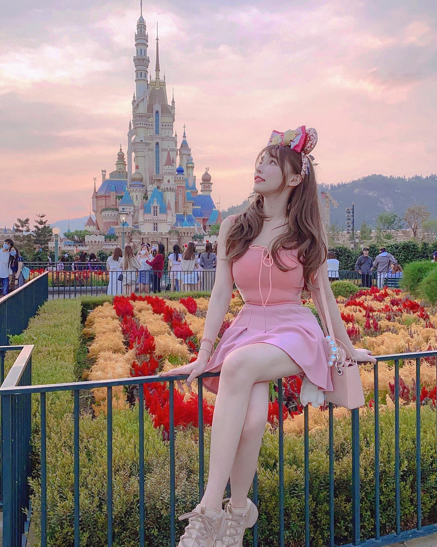 「詠曦」精緻五官宛如洋娃娃，白皙酥胸好軟嫩！大膽作風「完美曲線」連遊客都傻眼！-第1章-图片1