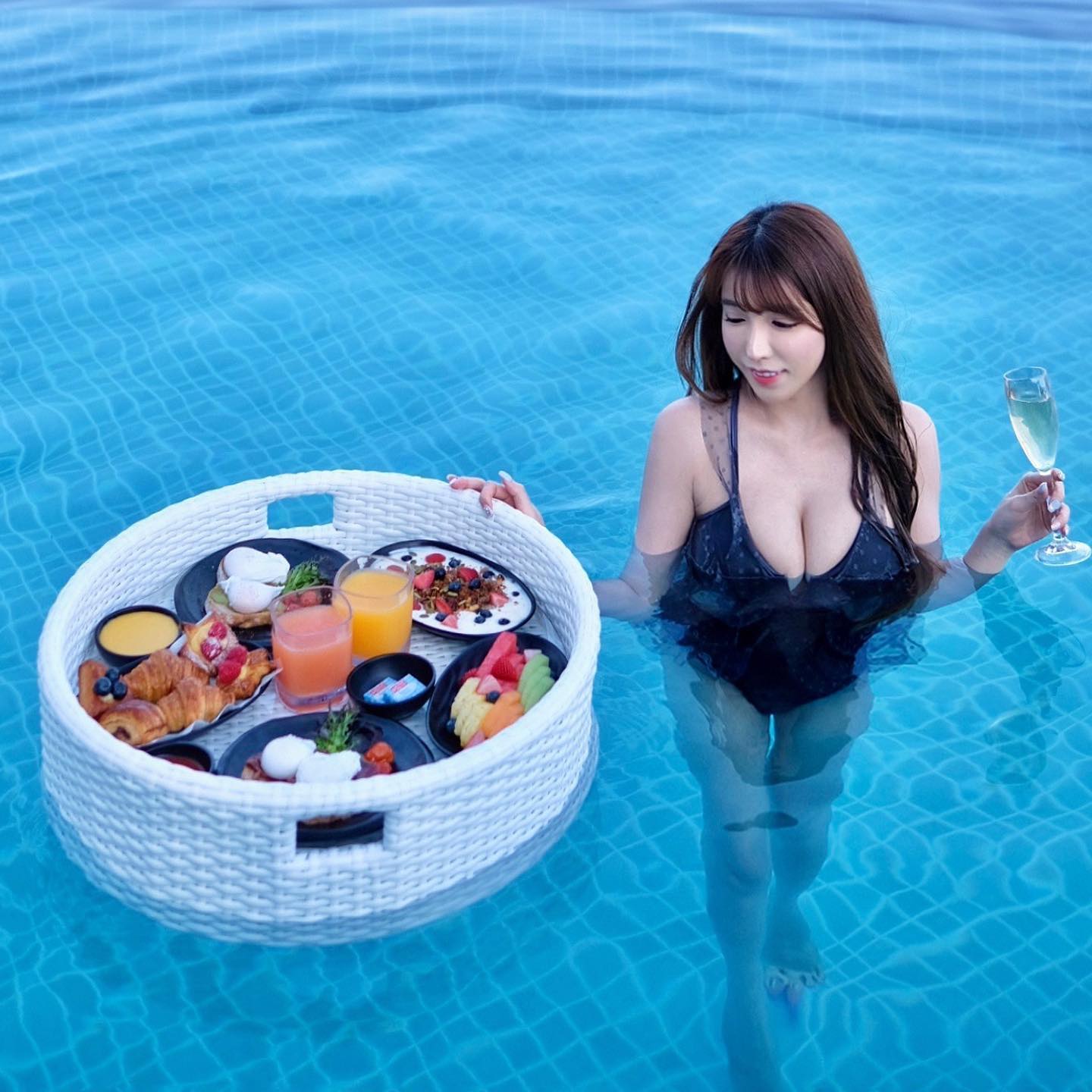 「詠曦」精緻五官宛如洋娃娃，白皙酥胸好軟嫩！大膽作風「完美曲線」連遊客都傻眼！-第1章-图片4