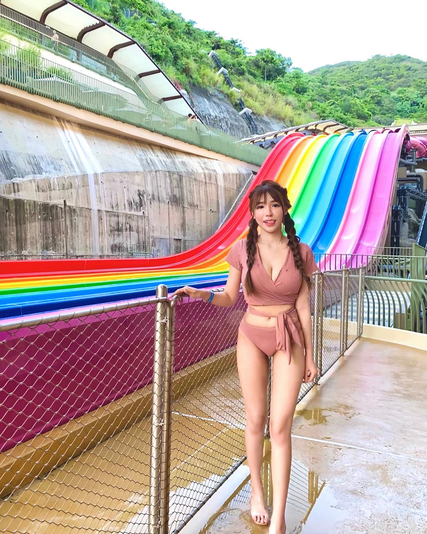 「詠曦」精緻五官宛如洋娃娃，白皙酥胸好軟嫩！大膽作風「完美曲線」連遊客都傻眼！-第1章-图片7