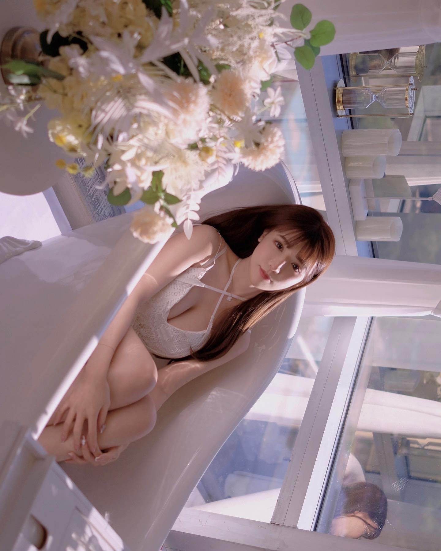 「詠曦」精緻五官宛如洋娃娃，白皙酥胸好軟嫩！大膽作風「完美曲線」連遊客都傻眼！-第1章-图片6