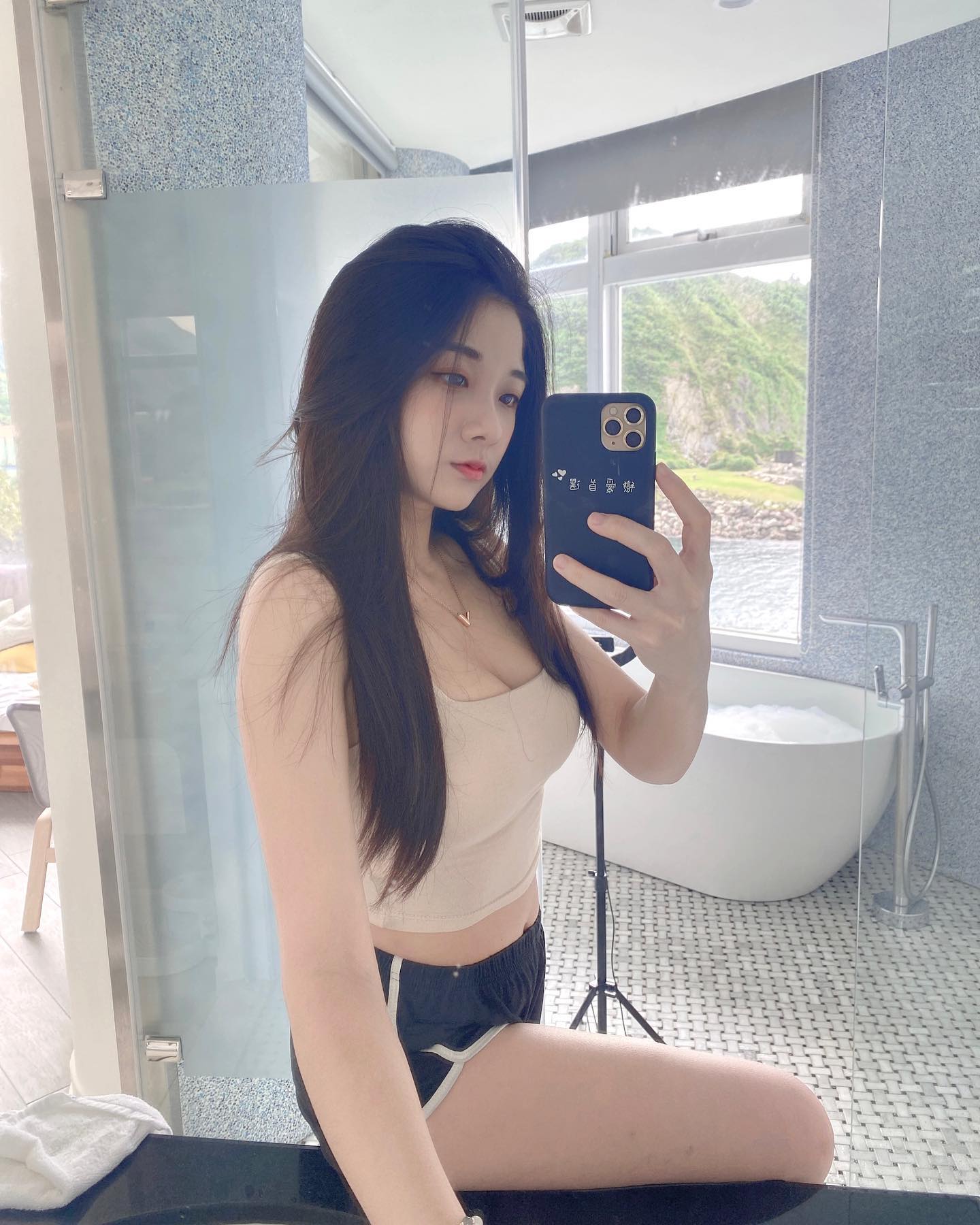 野性護理師「小莓」比基尼秀火辣身材勾引不斷，狂秀傲人曲線，立刻驚艷全場！-第1章-图片9