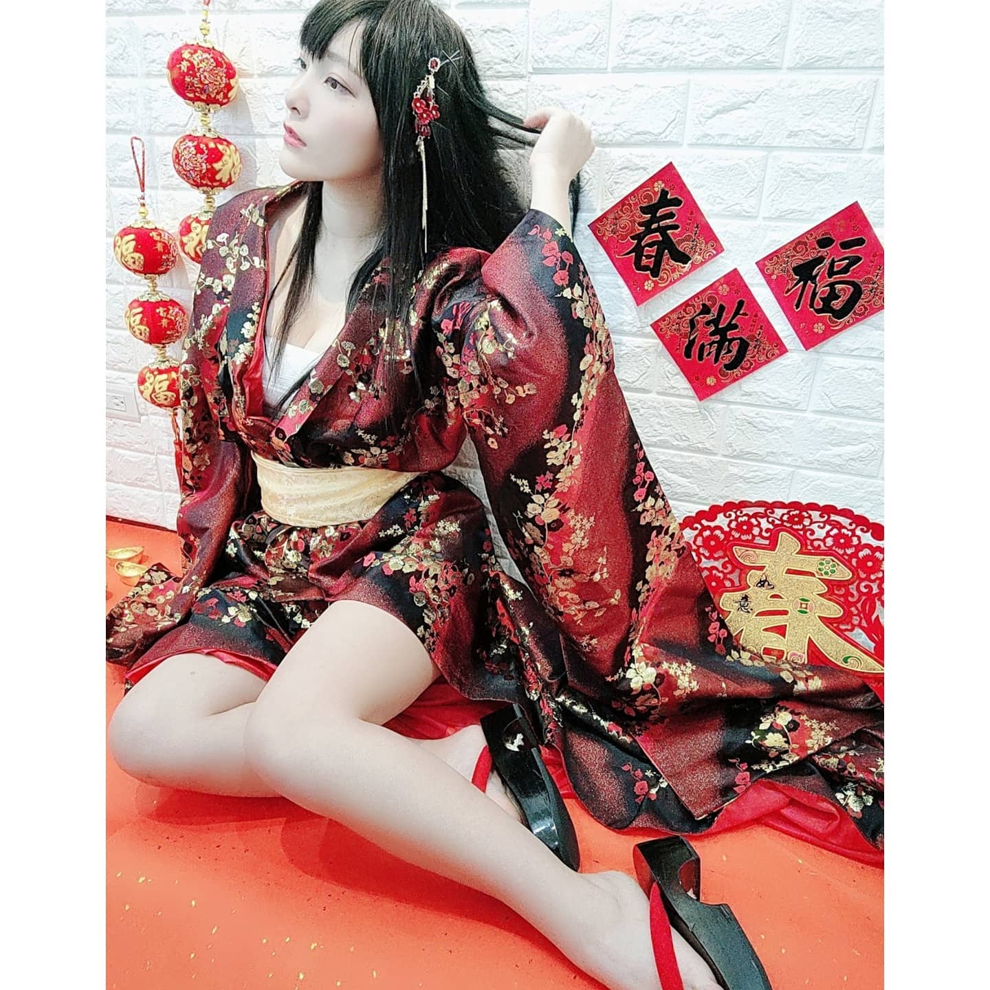 正妹「林芙芙Fufu」對著你甜笑，無辜大眼惹人愛，曲線超傲人，勾人功力一流啊-第1章-图片3