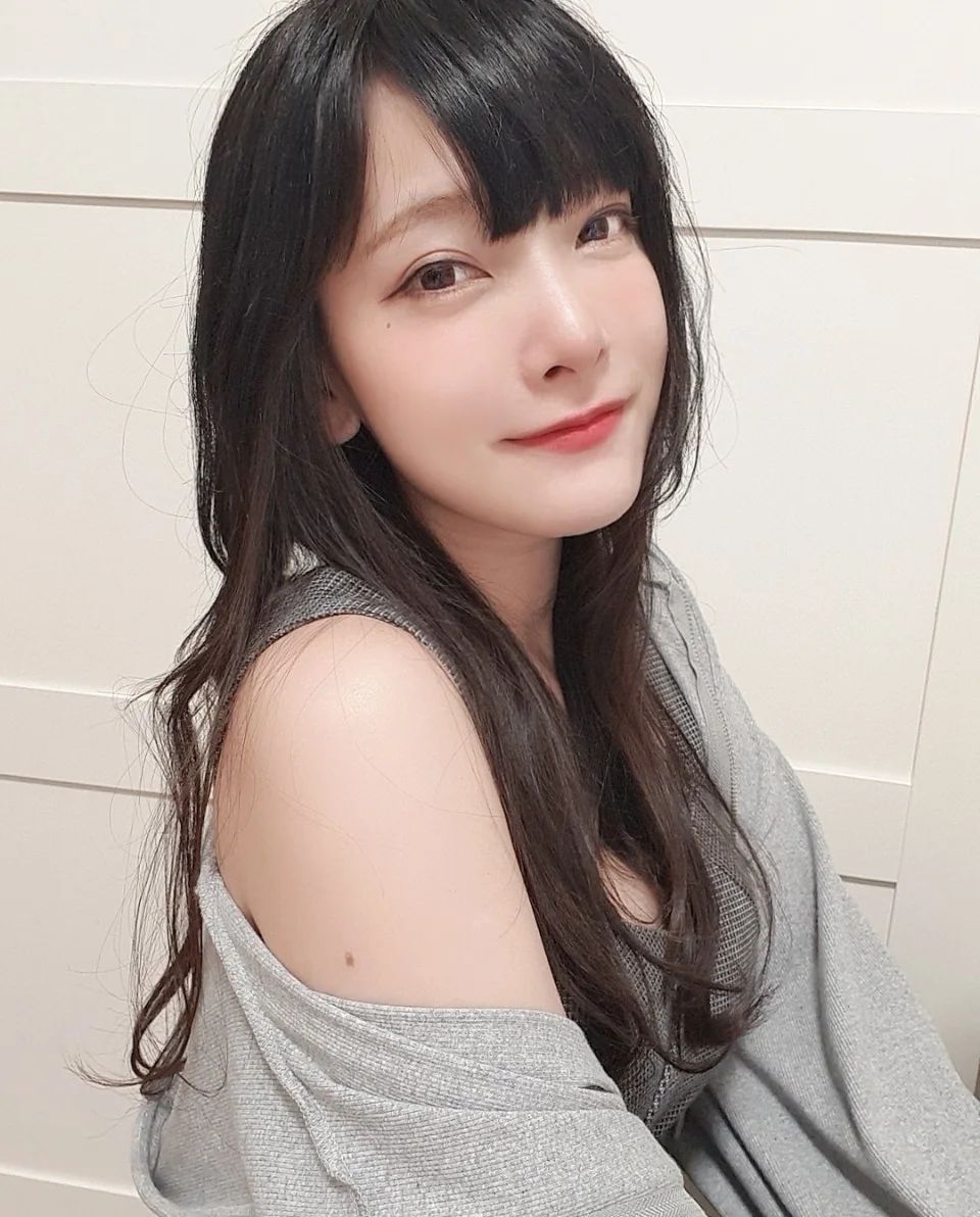 正妹「林芙芙Fufu」對著你甜笑，無辜大眼惹人愛，曲線超傲人，勾人功力一流啊-第1章-图片8