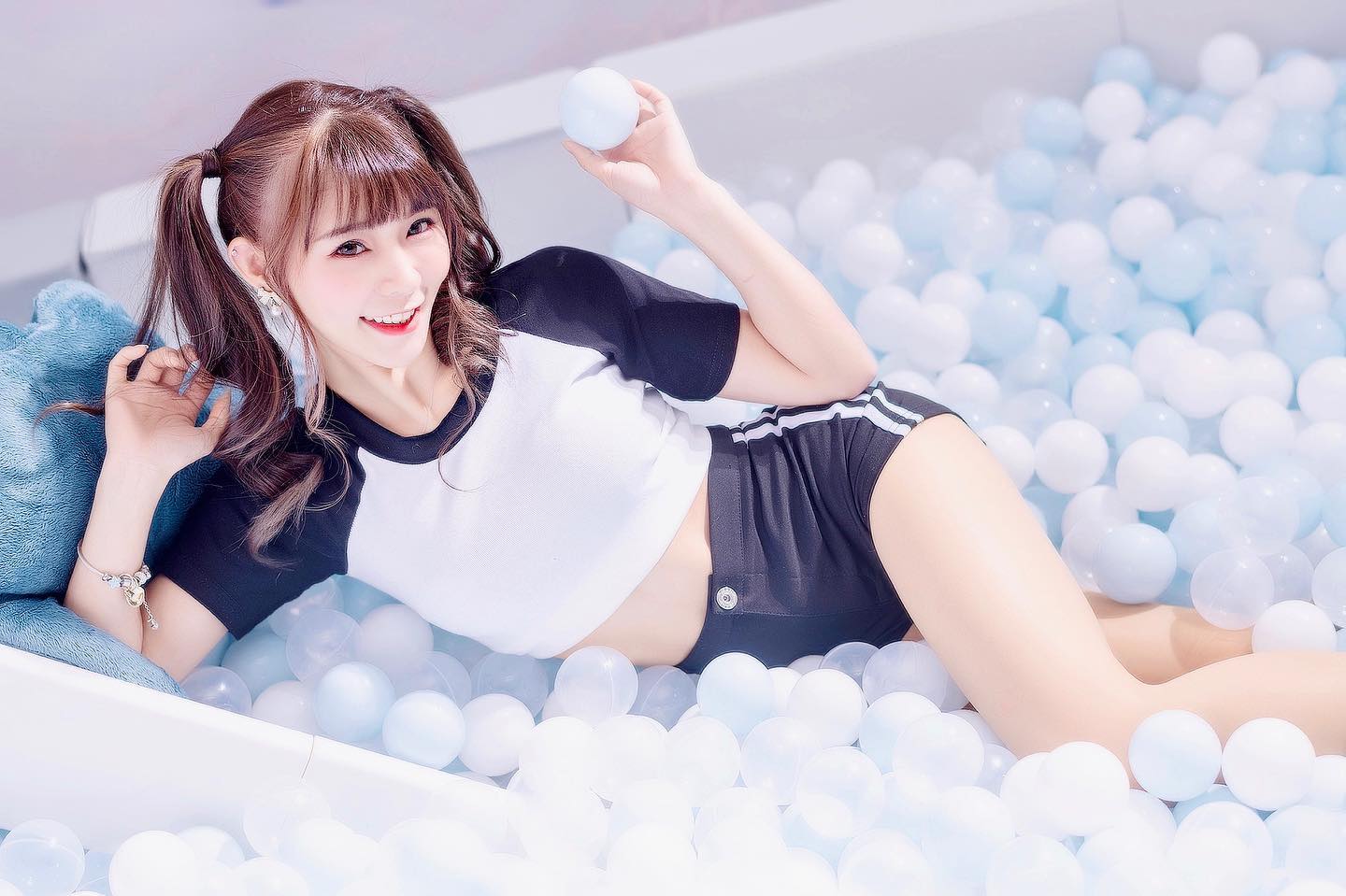 短褲甜心「Sunnie陸筱晴」天生麗質「白嫩胸器」威力超級殺！「腰束奶澎」讓人心癢癢-第1章-图片1