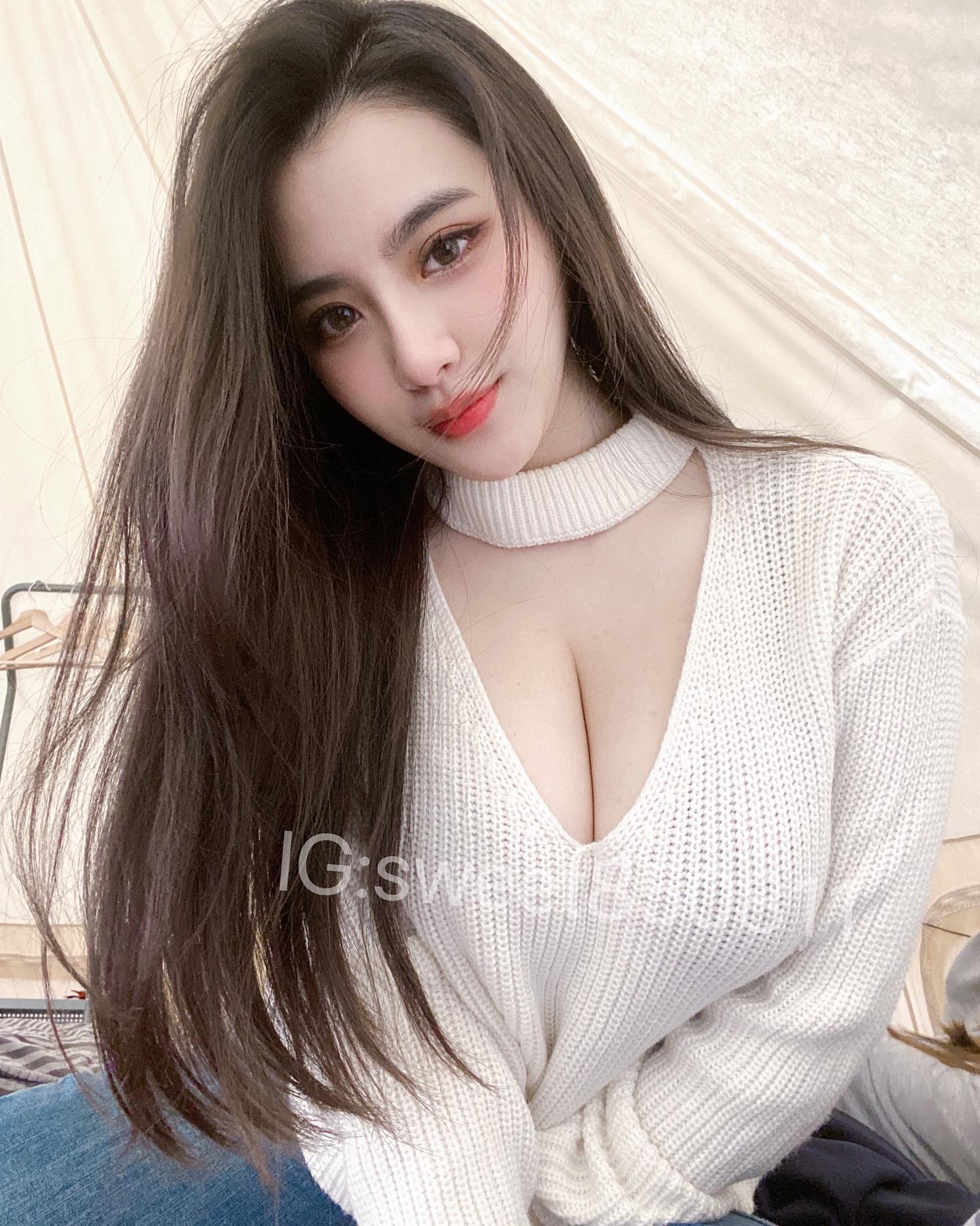 魔性巨乳妹「田甜」乳量滿到直接把衣服撐到懸空，胸前好緊繃快掉出來了呀！-第1章-图片1