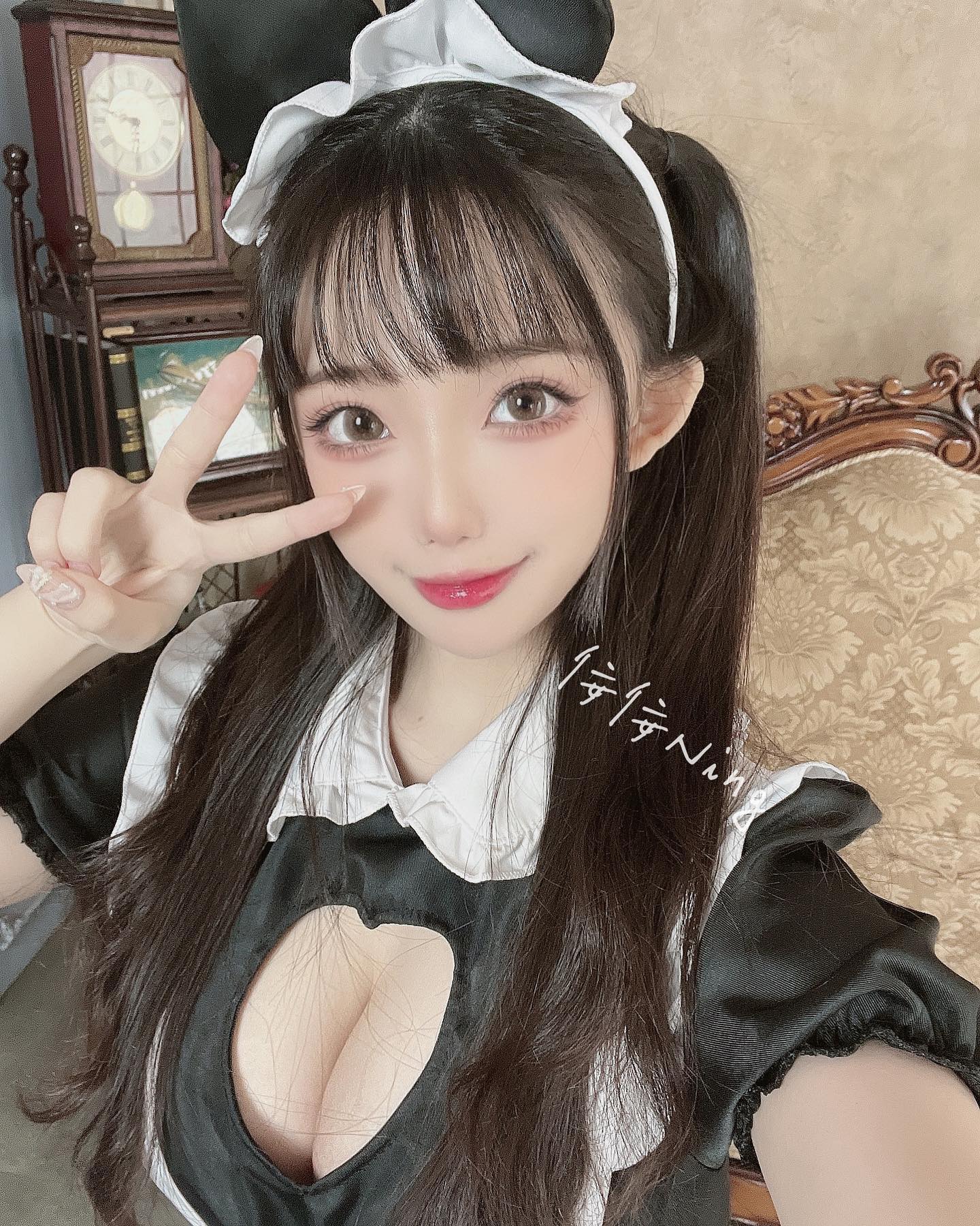 大奶正妹「佞佞」光是眼神就讓人搔癢難耐受不了！ 連衣服也擋不住的猖狂乳量！-第1章-图片10