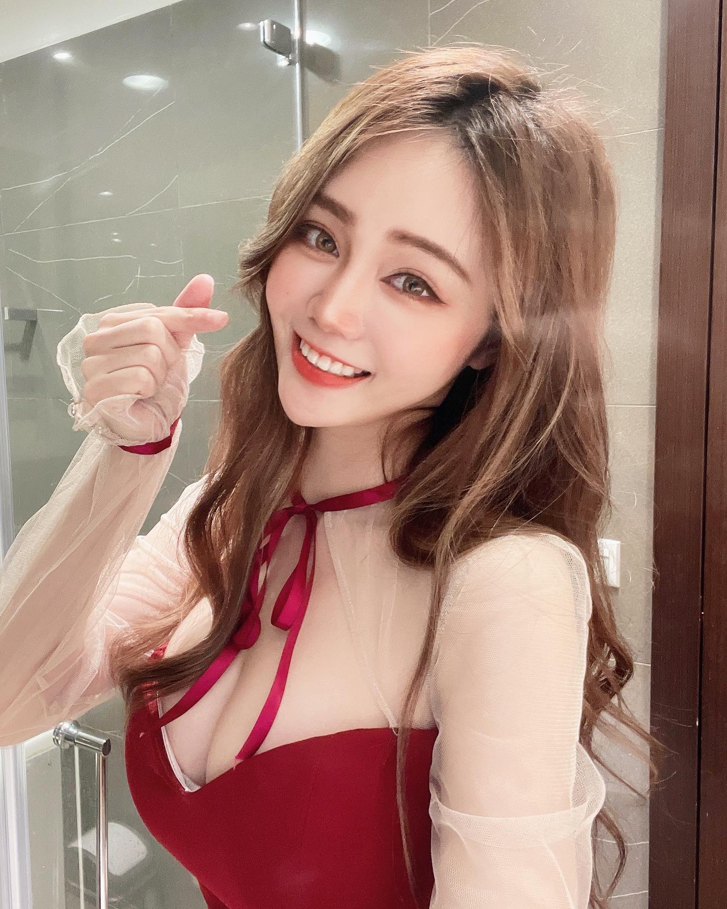 天菜正妹「孫卉彤」霸氣雙乳配上「逆天美腿」好加分，理智線瞬間全斷光-第1章-图片9