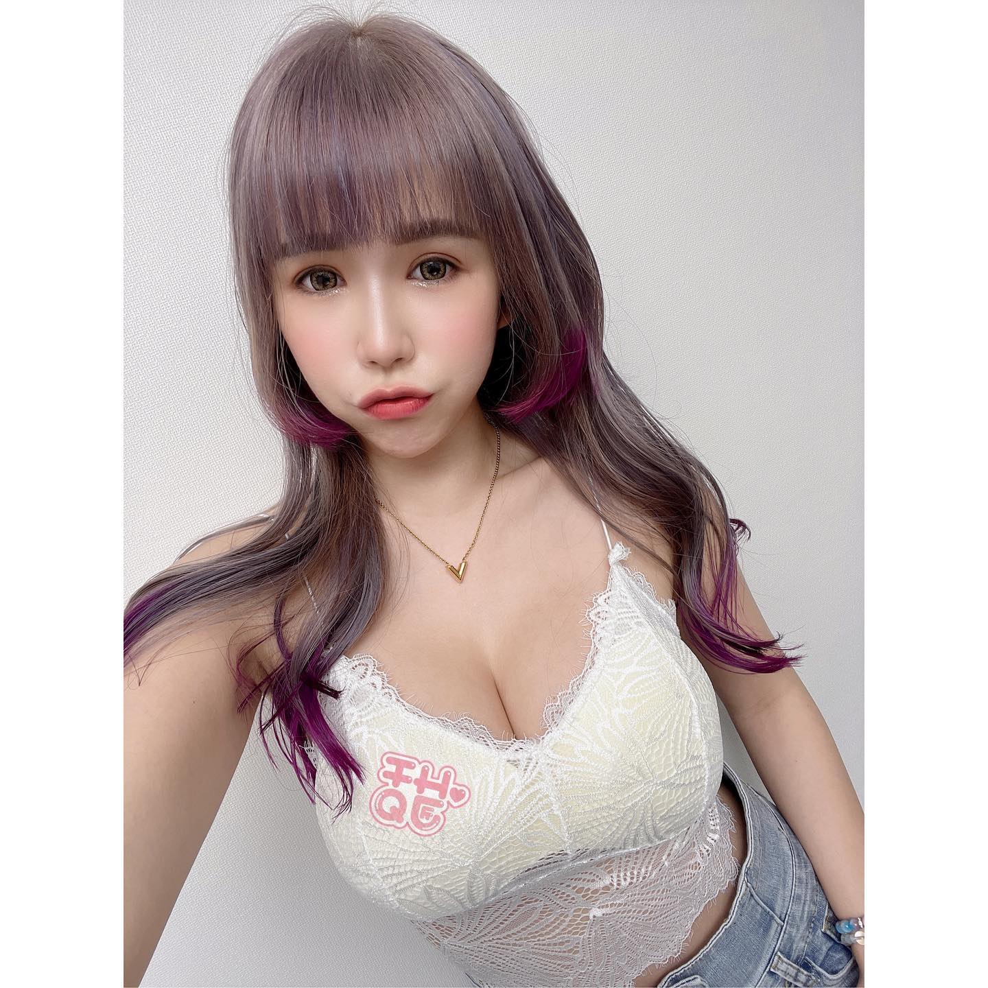 辣妹「甜心Q匠」爆奶畫面太犯規！這乳量真的太重「把衣服撐爆」-第1章-图片1