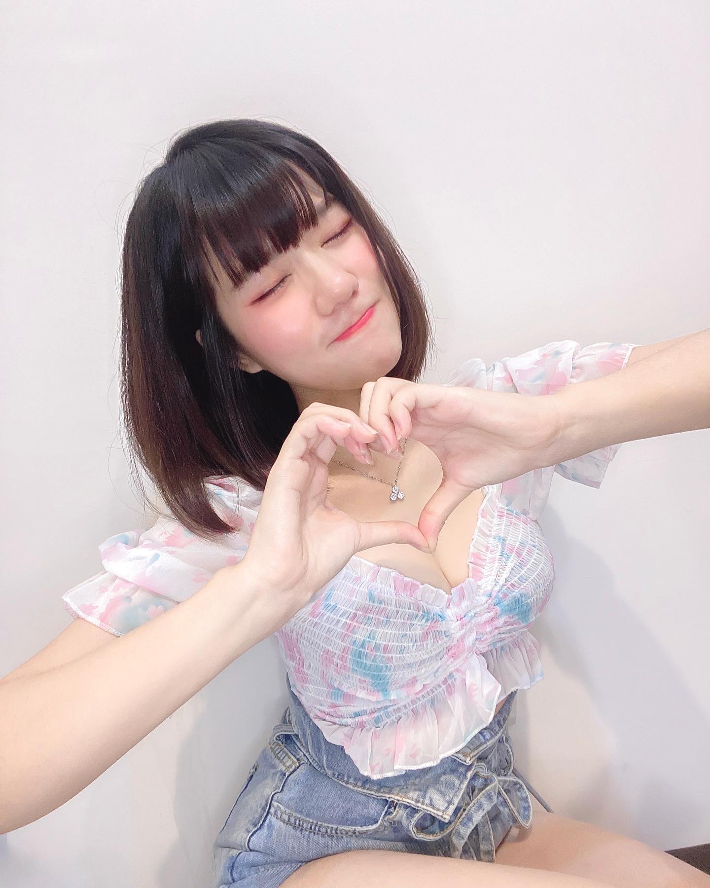 萌度破表「Kari班班」小背心擋不住「白嫩ㄉㄨㄞ奶」乳量讓人受不了-第1章-图片3